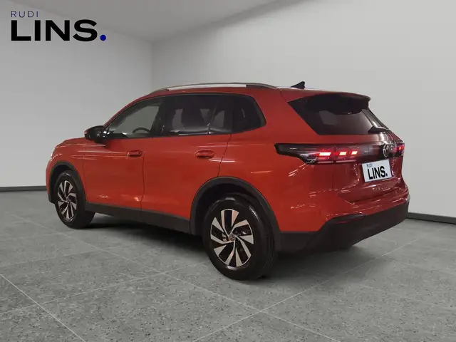 Volkswagen Tiguan view 3