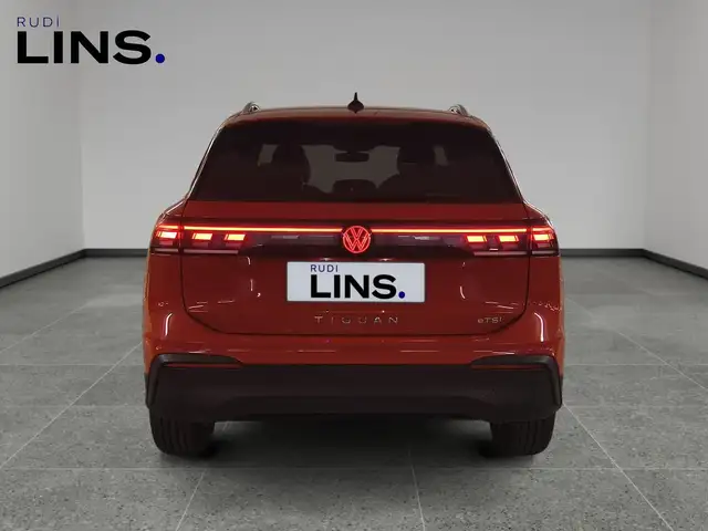 Volkswagen Tiguan view 4