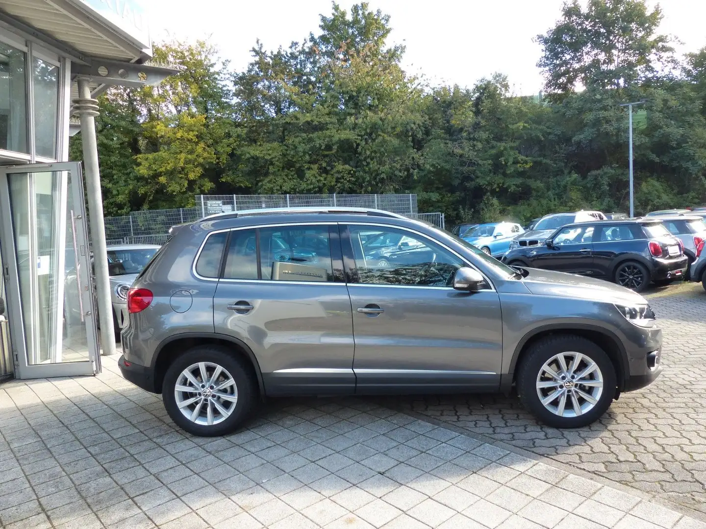 Volkswagen Tiguan 1.4 TSI DSG Sport & Style,Pan.-dach,1.Hd. Grau - 2