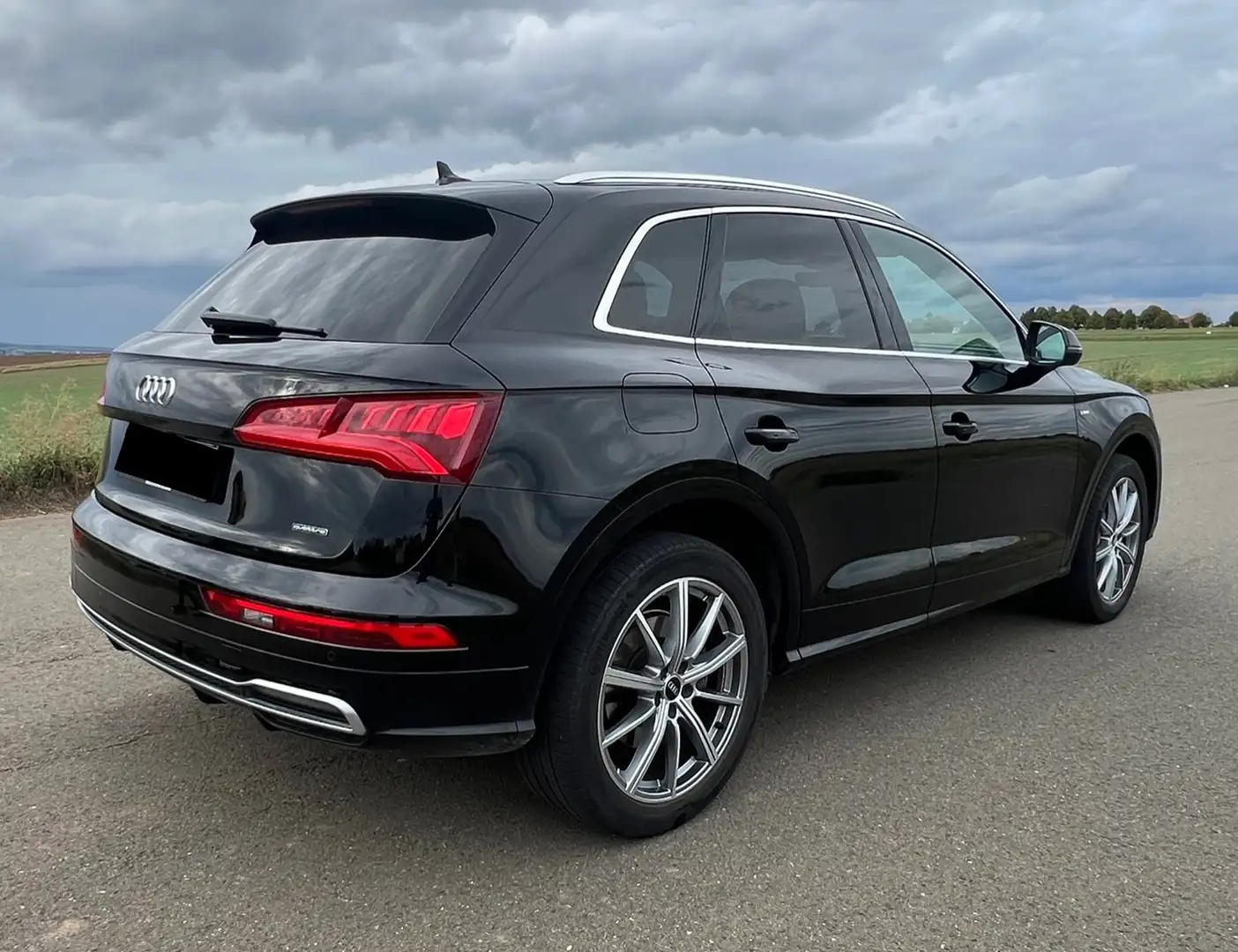 Audi Q5 50 TFSI e quattro sport Schwarz - 2