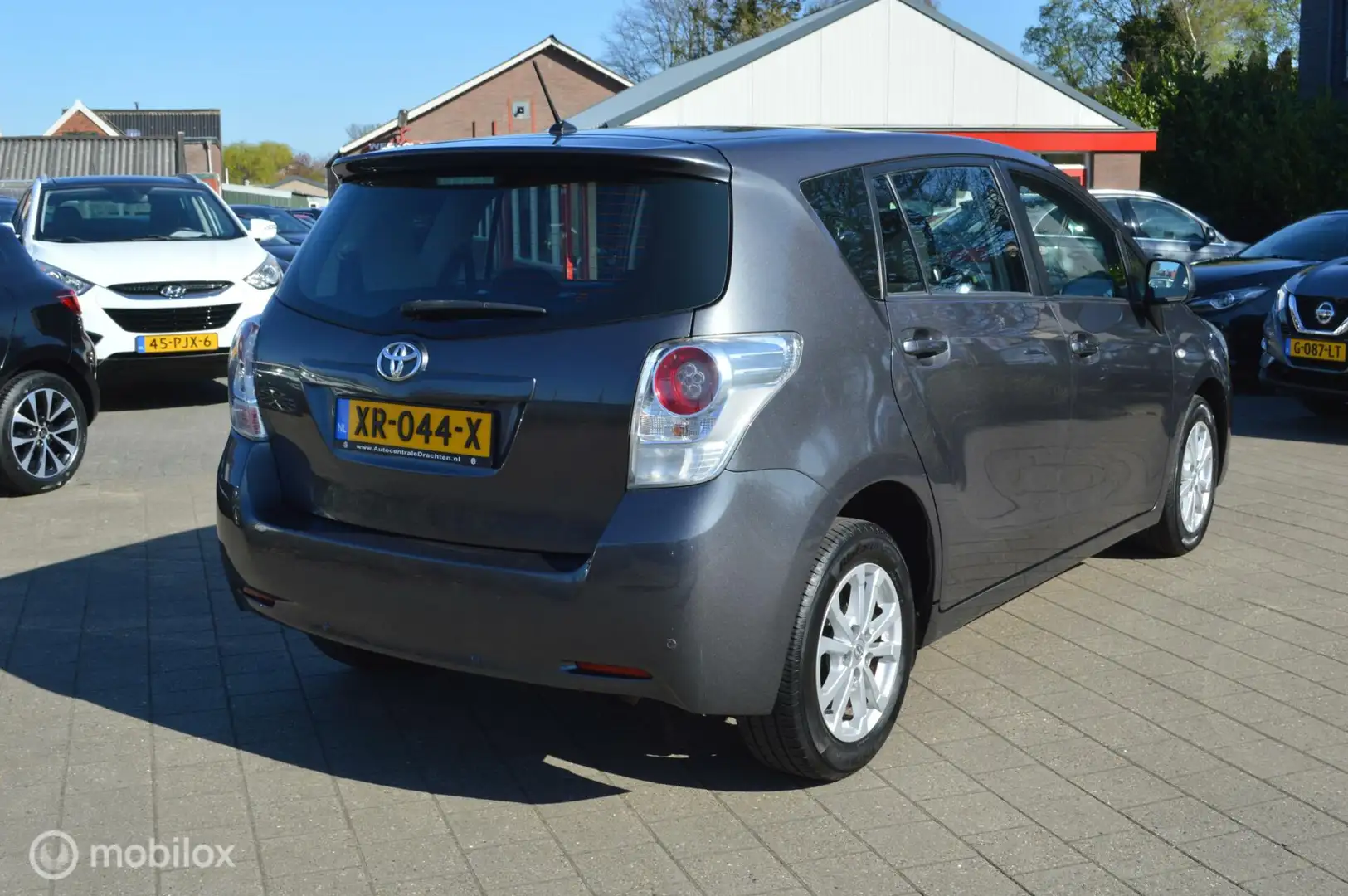 Toyota Verso 1.8 VVT-i Aspiration 7pers AUTOMAAT Grijs - 2