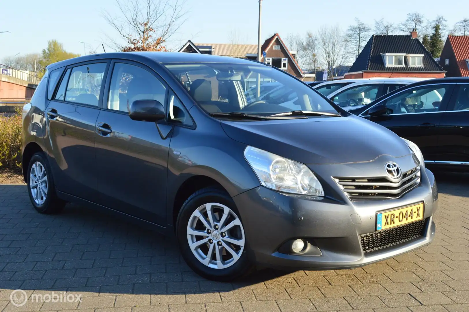 Toyota Verso 1.8 VVT-i Aspiration 7pers AUTOMAAT Grijs - 1