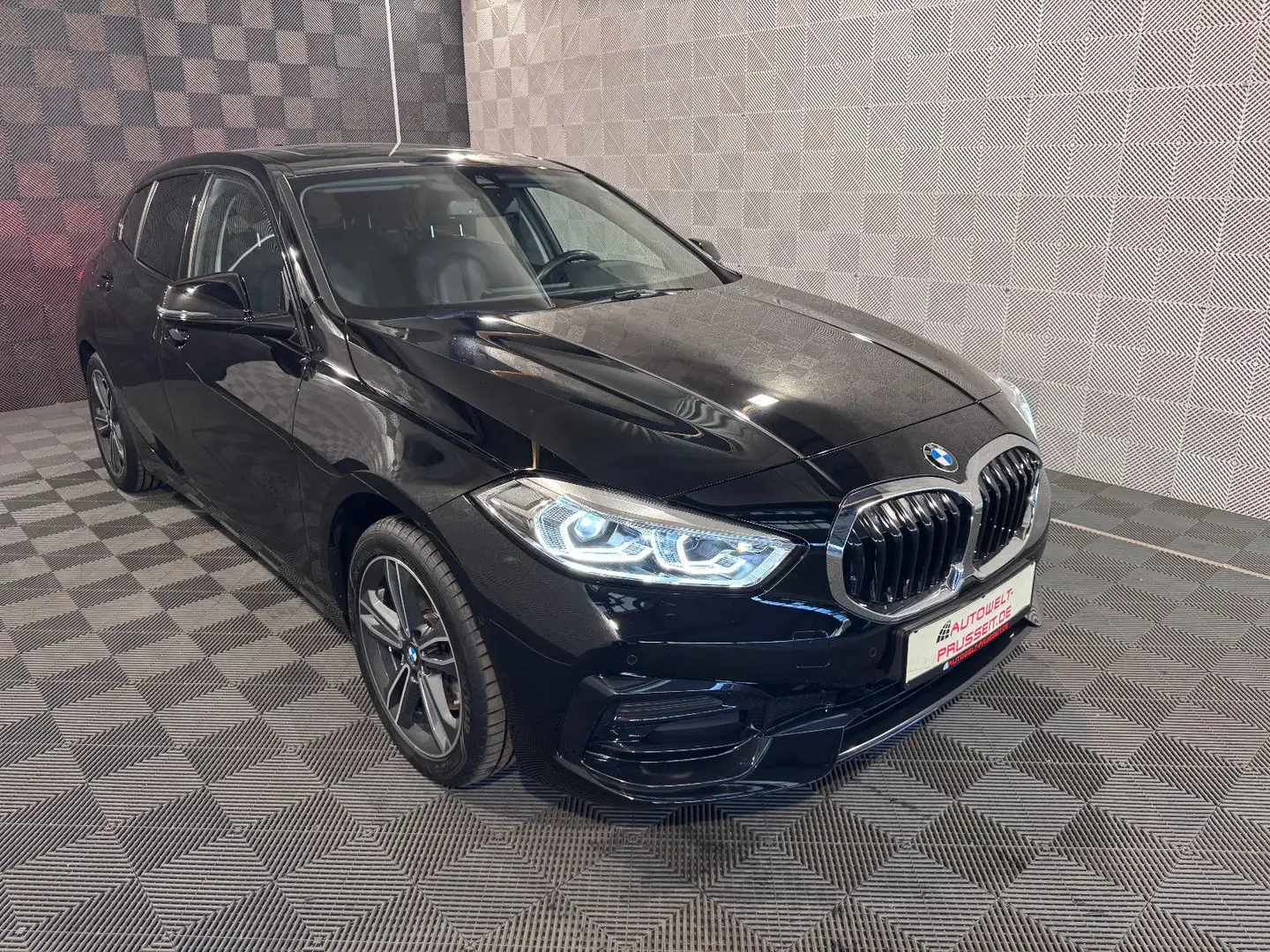 BMW 116 i Lim.*SPORT LINE*ACC-R.KAM-PANO-AHK-LED-LM Schwarz - 1