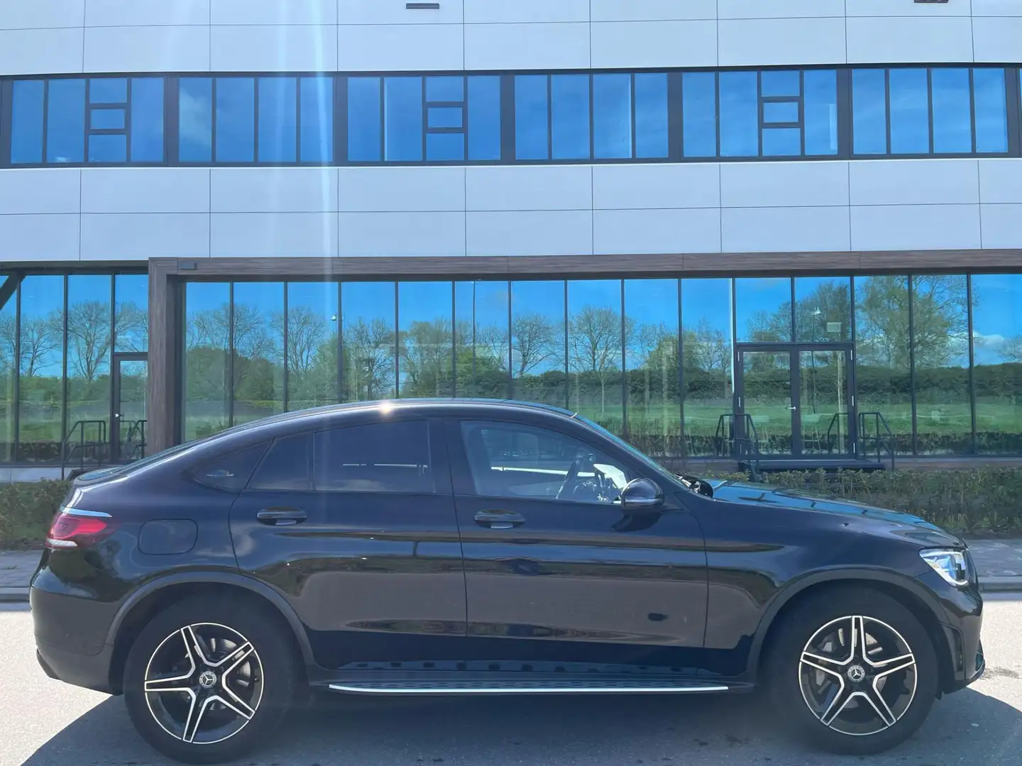 Mercedes-Benz GLC 200 Coupé 4MATIC AMG line Facelift afneembare trekhaak Zwart - 2