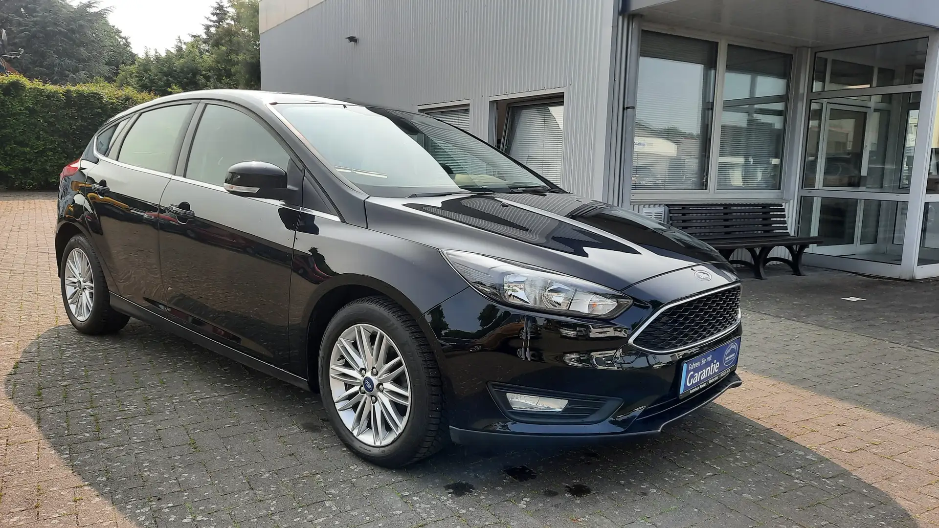 Ford Focus Cool & Connect *SHZ/PDC* Schwarz - 2