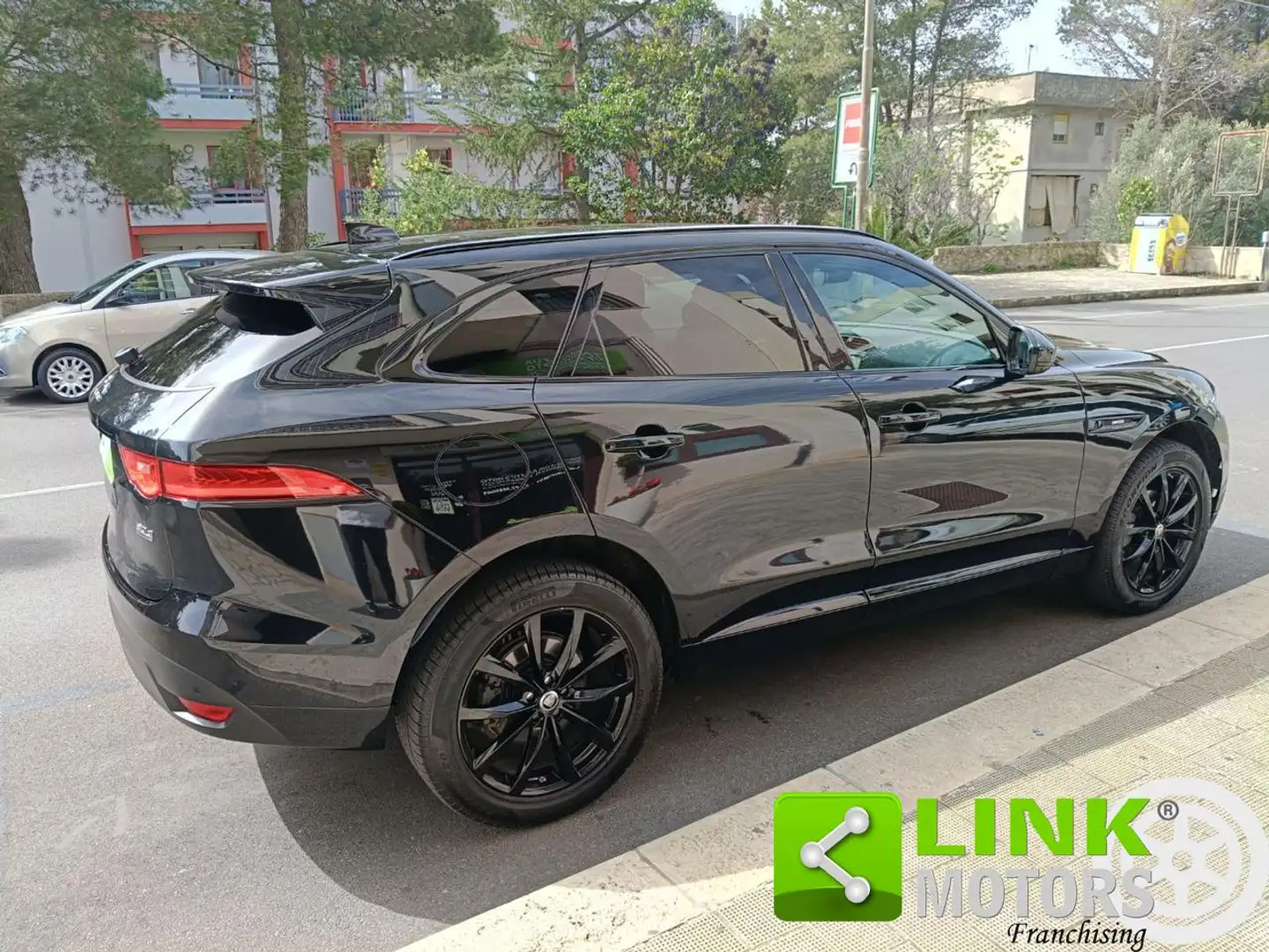 Jaguar F-Pace 2.0 D 180 CV AWD aut. R-Sport Nero - 2