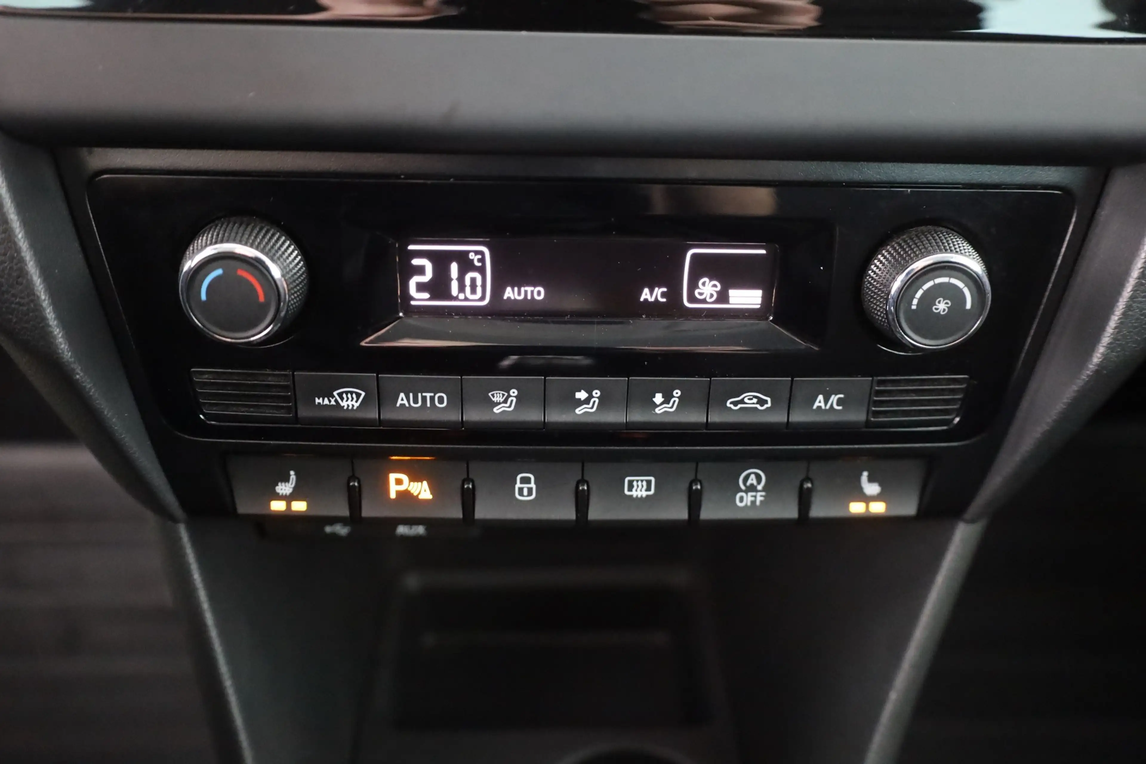 Skoda Rapid/Spaceback Rapid Spaceback 1.0 TSI Bi-Xenon Navi DAB PDC — photo 12