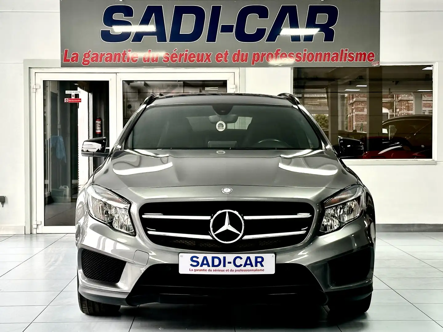 Mercedes-Benz GLA 180 E. 122cv - AMG LINE EDITION Gris - 2