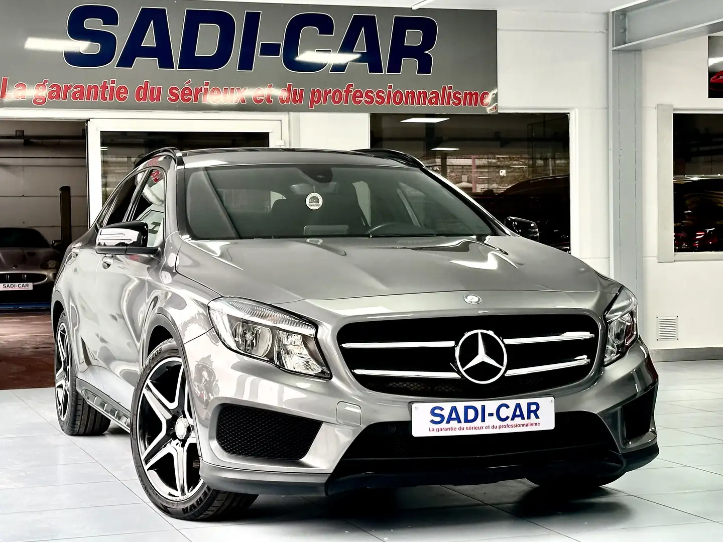 Mercedes-Benz GLA 180 E. 122cv - AMG LINE EDITION Gris - 1