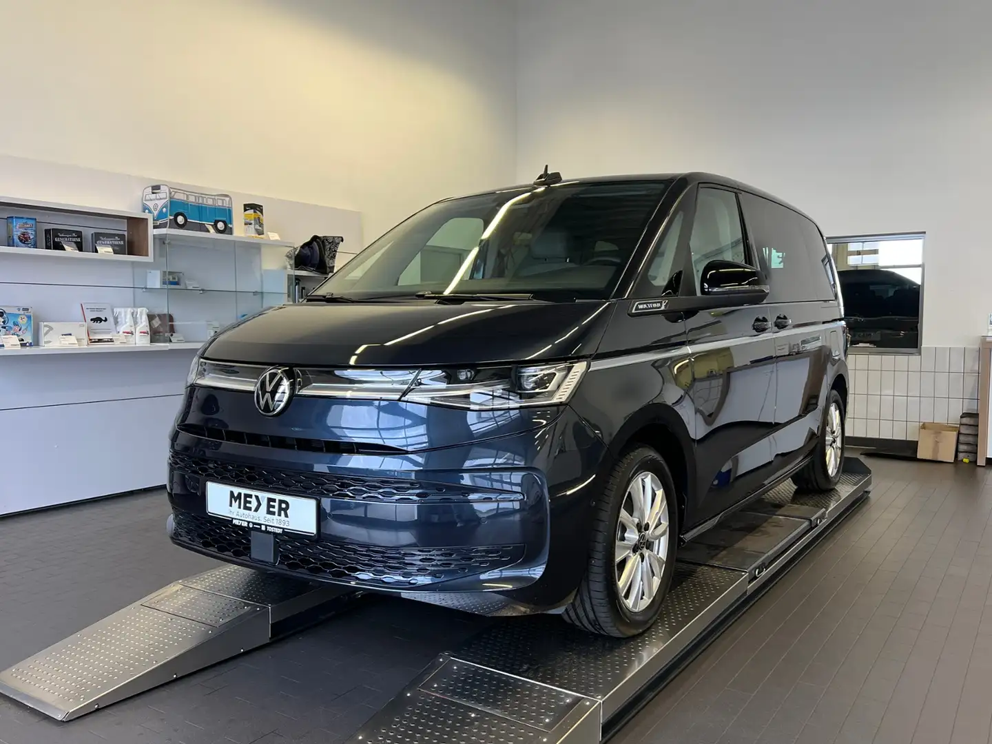 Volkswagen T7 Multivan Style 2.0 TDI DSG *AHK, IQ.Light, Panorama, LM'-1 Blau - 2