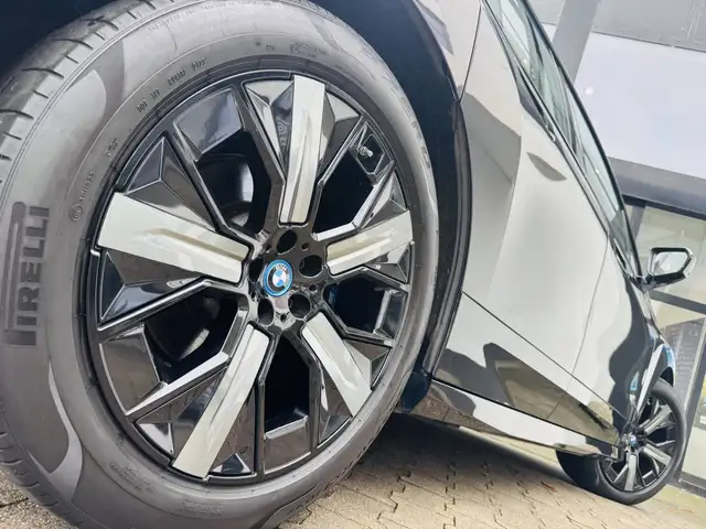 BMW Ix view 4