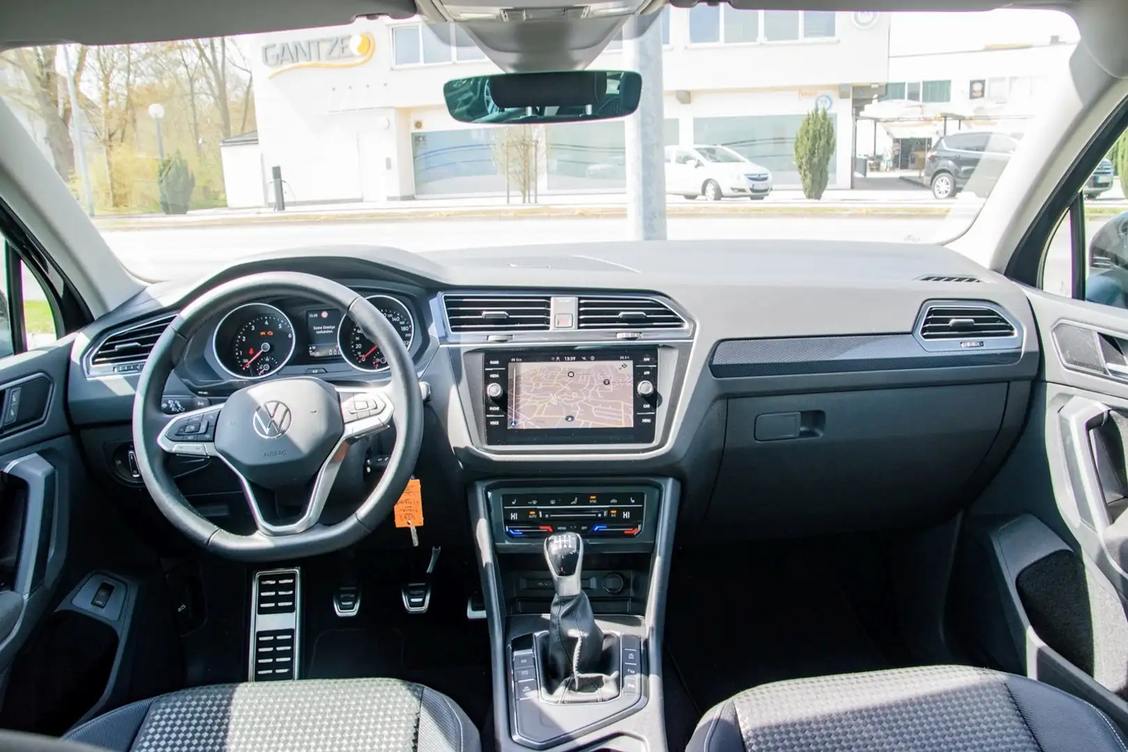 Volkswagen Tiguan 1.5 TSI 'United' Navi / AHK / Anschlussgara Schwarz - 2