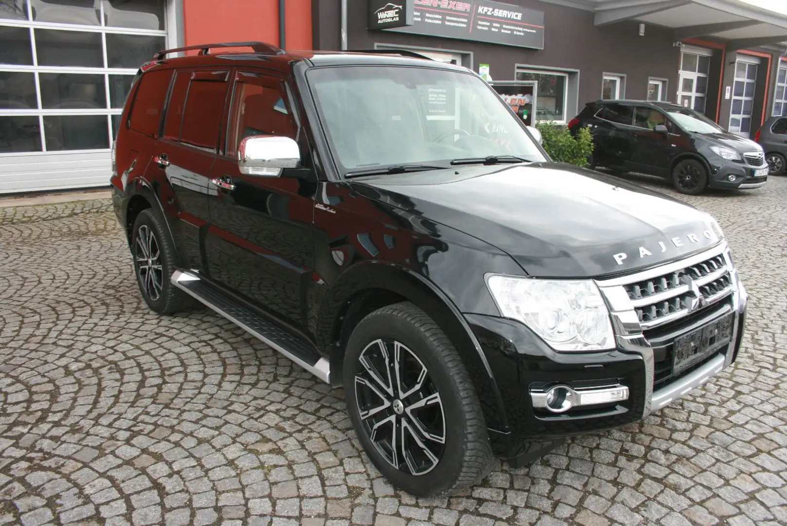Mitsubishi Pajero 3,2 DID 4WD Final Edition Automatik NR.67 Fekete - 1