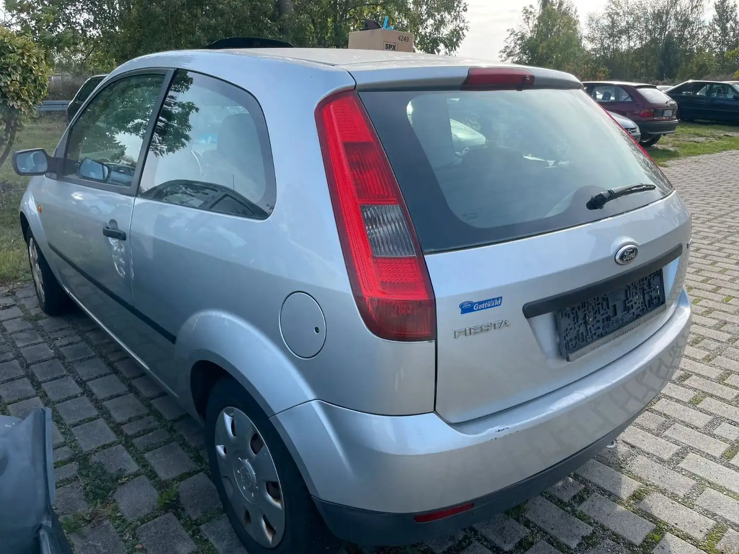 Ford Fiesta Ambiente Gümüş rengi - 2