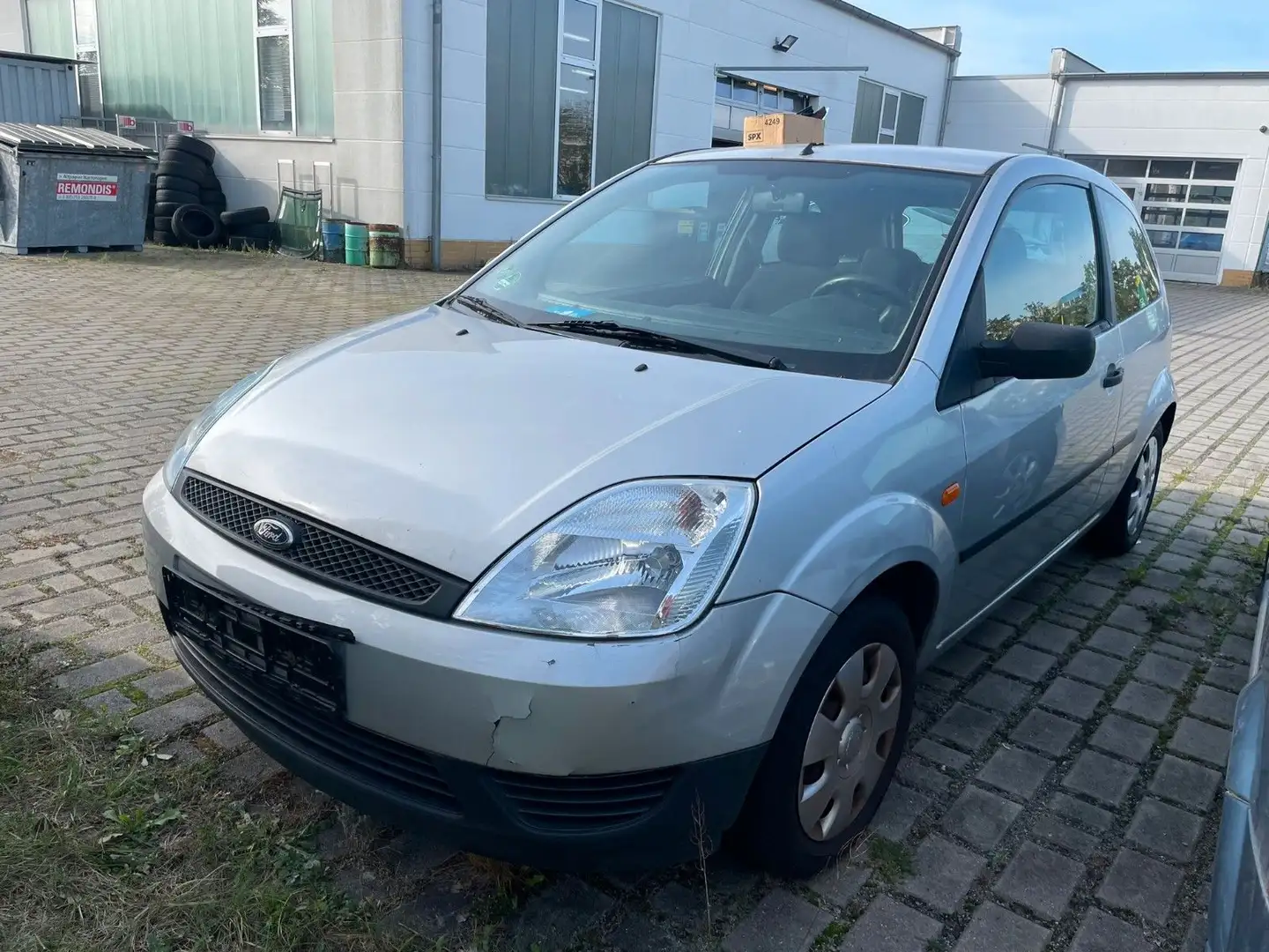 Ford Fiesta Ambiente Gümüş rengi - 1