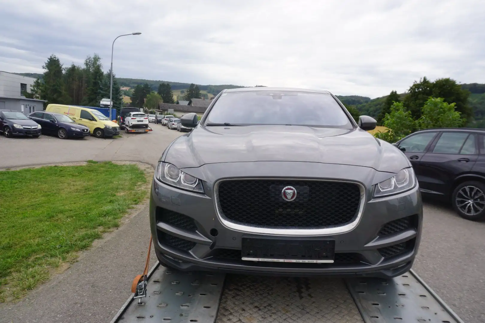 Jaguar F-Pace 20d Portfolio AWD Grau - 1