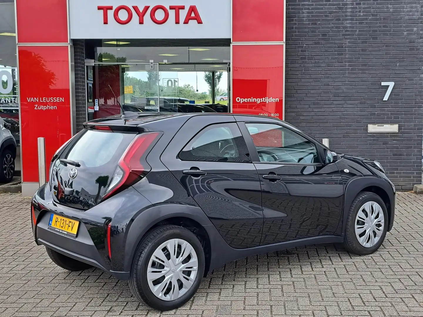 Toyota Aygo X 1.0 VVT-i MT Play ACHTERUITRIJCAMERA AIRCO CRUISE Zwart - 2