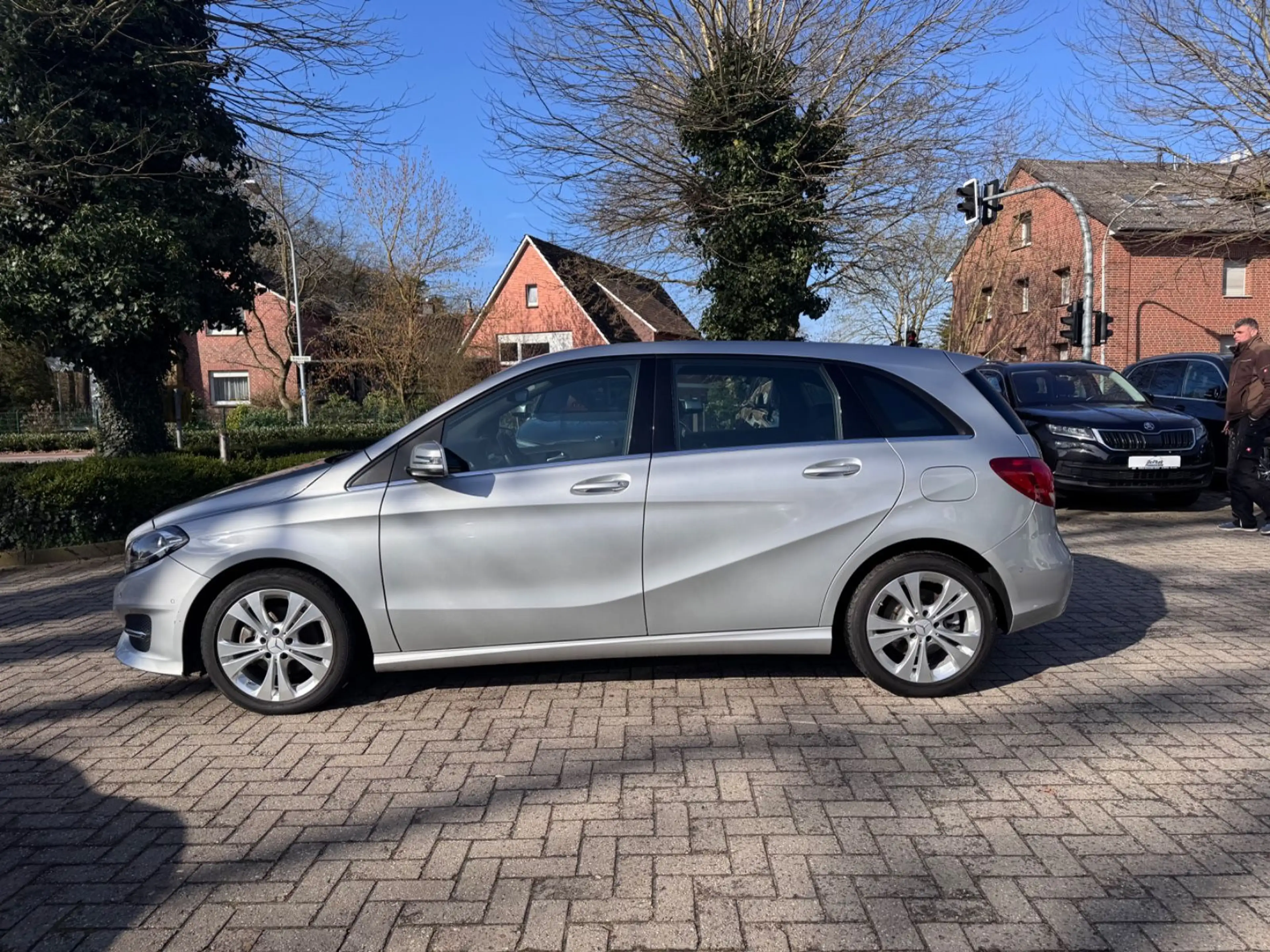Mercedes-Benz B 220 4Matic*PDC*NAVI*SHZ*LED*1-HAND* — photo 11