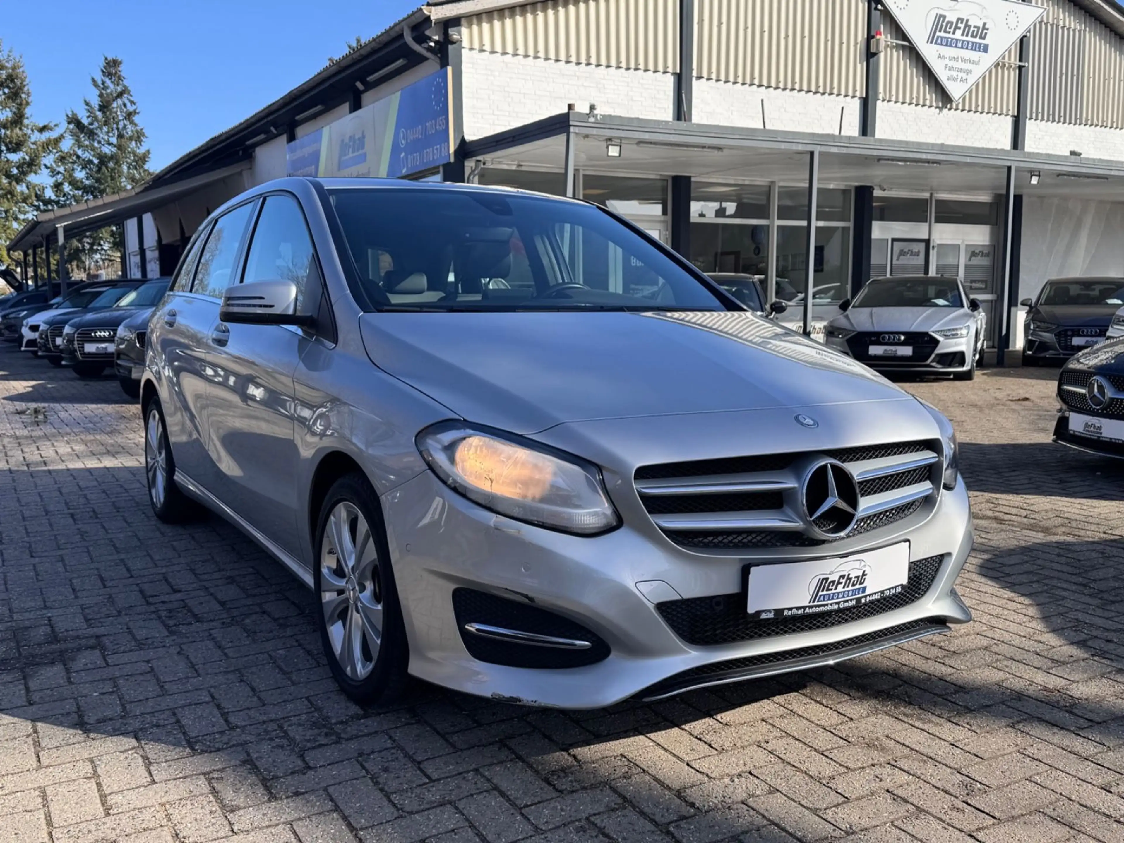 Mercedes-Benz B 220 4Matic*PDC*NAVI*SHZ*LED*1-HAND* — photo 4