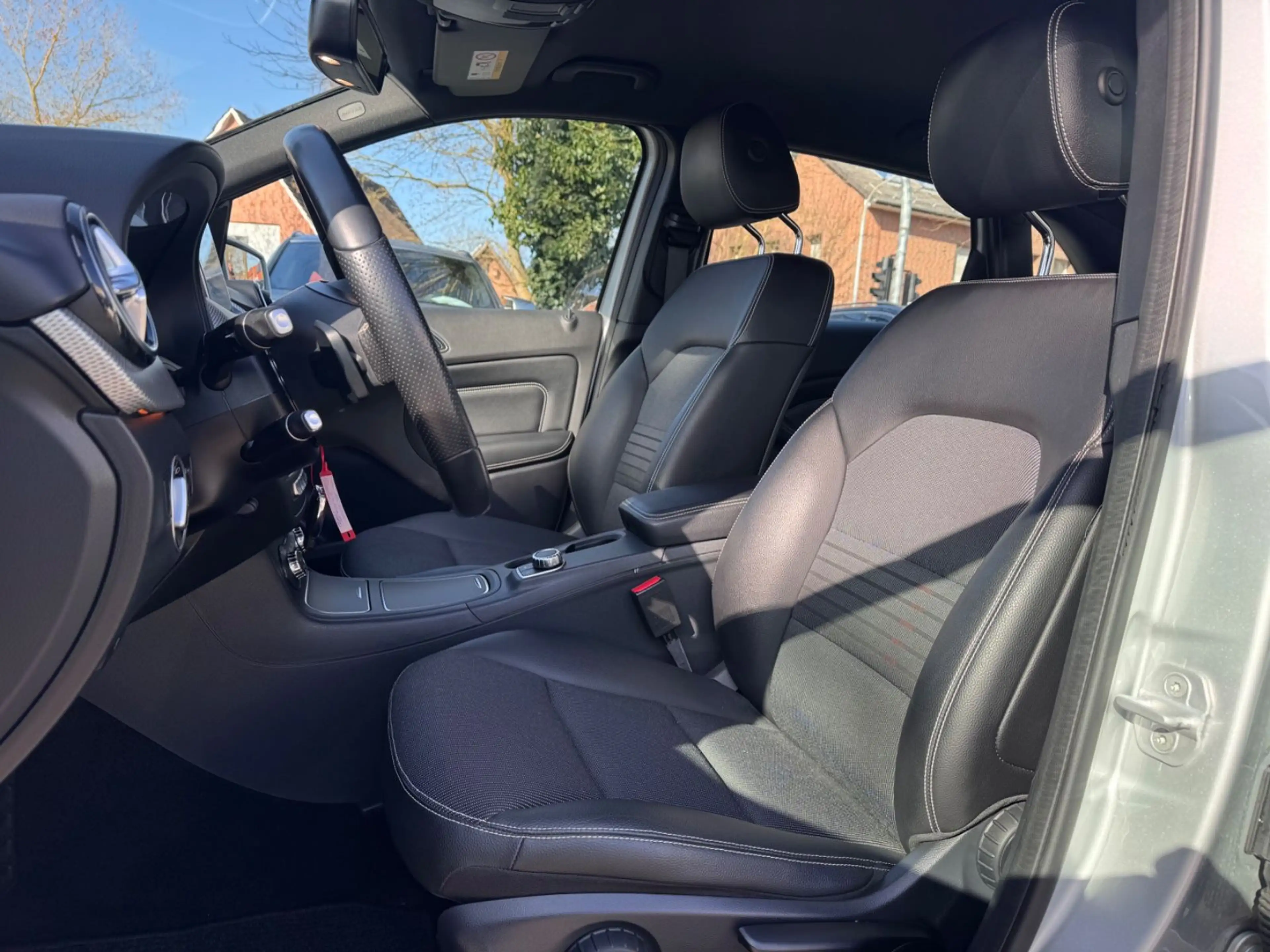 Mercedes-Benz B 220 4Matic*PDC*NAVI*SHZ*LED*1-HAND* — photo 14