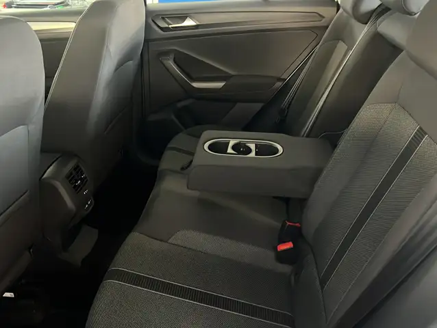 Volkswagen T-Roc view 14
