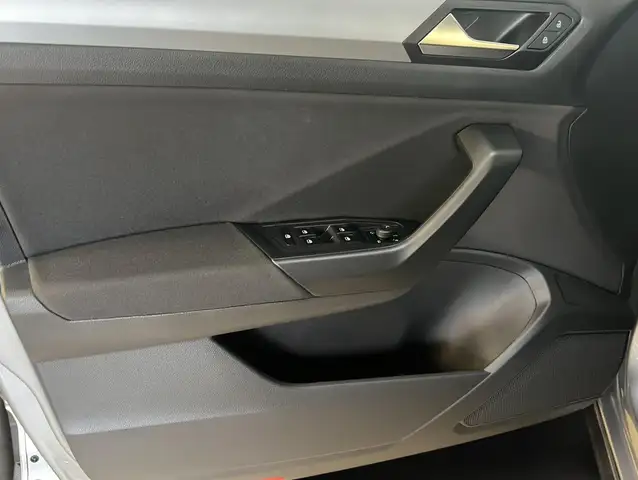 Volkswagen T-Roc view 4