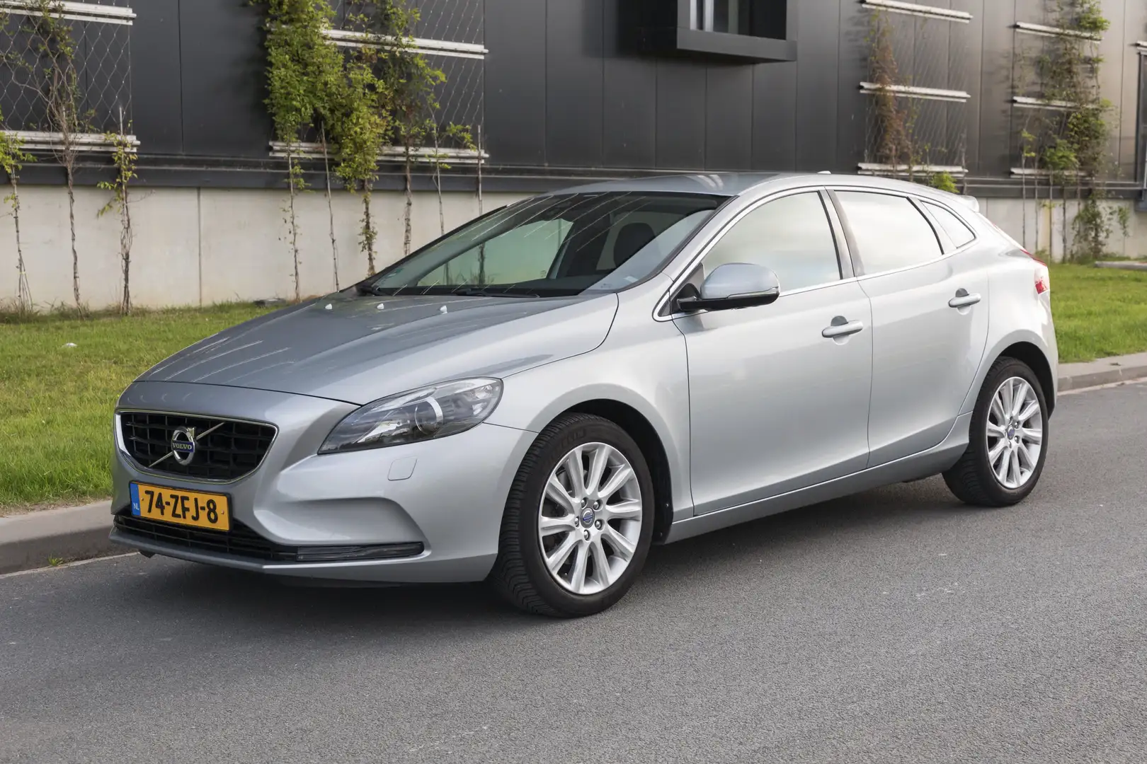 Volvo V40 V40 1.6 T4 Summum Introline Srebrny - 1