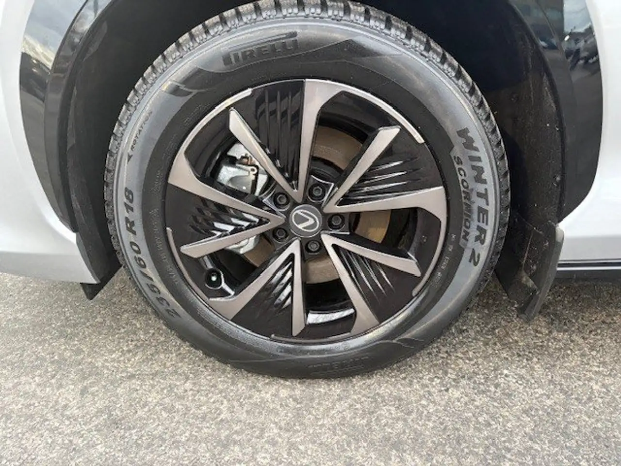 Lexus RZ снимка Lexus RZ