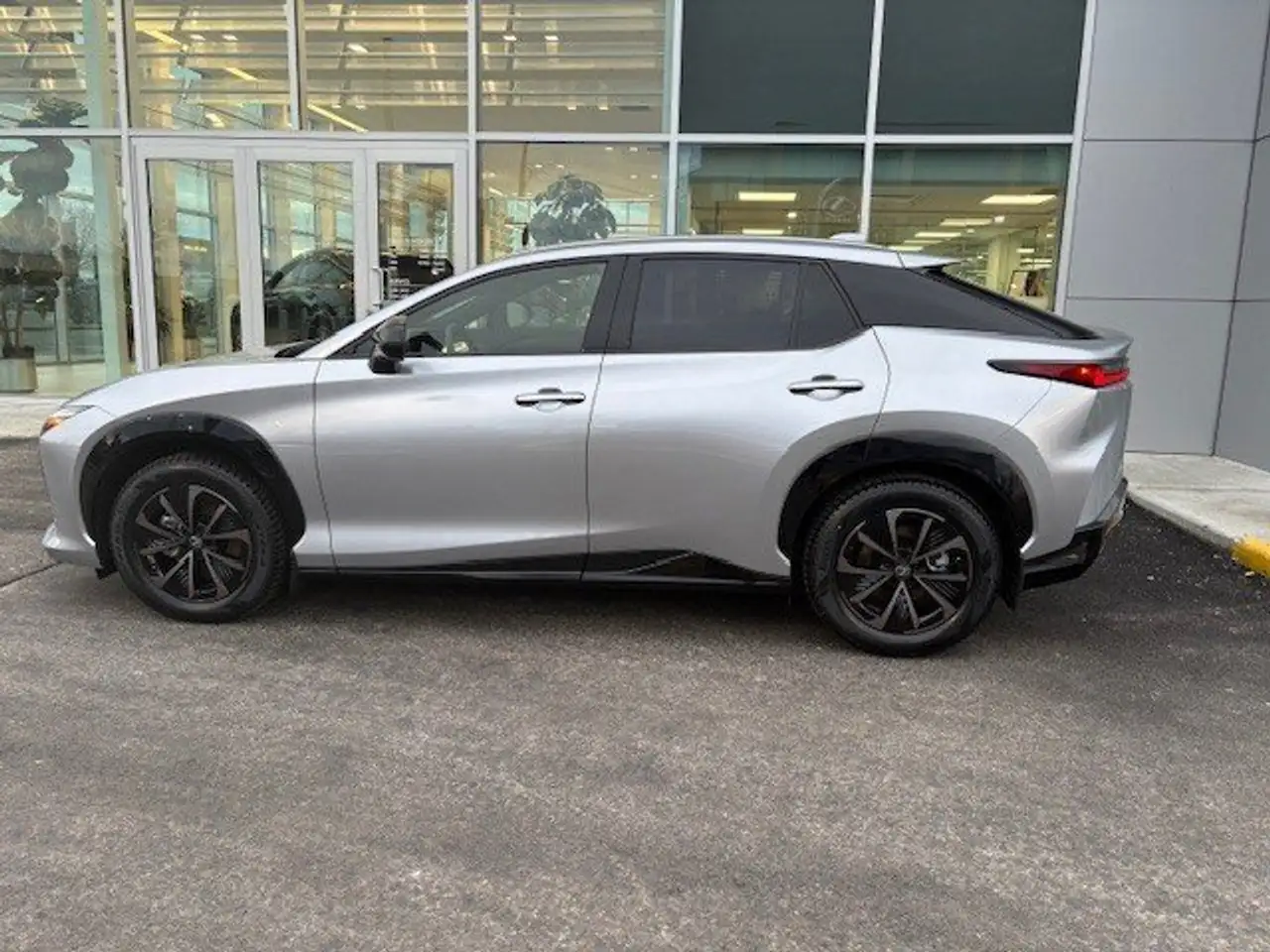 Lexus RZ снимка Lexus RZ