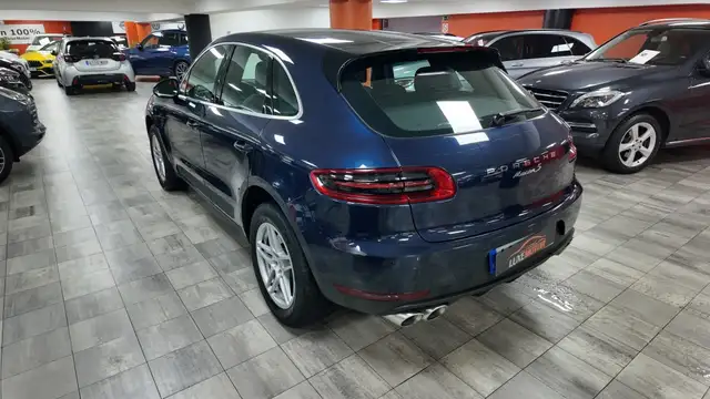 Porsche Macan view 4