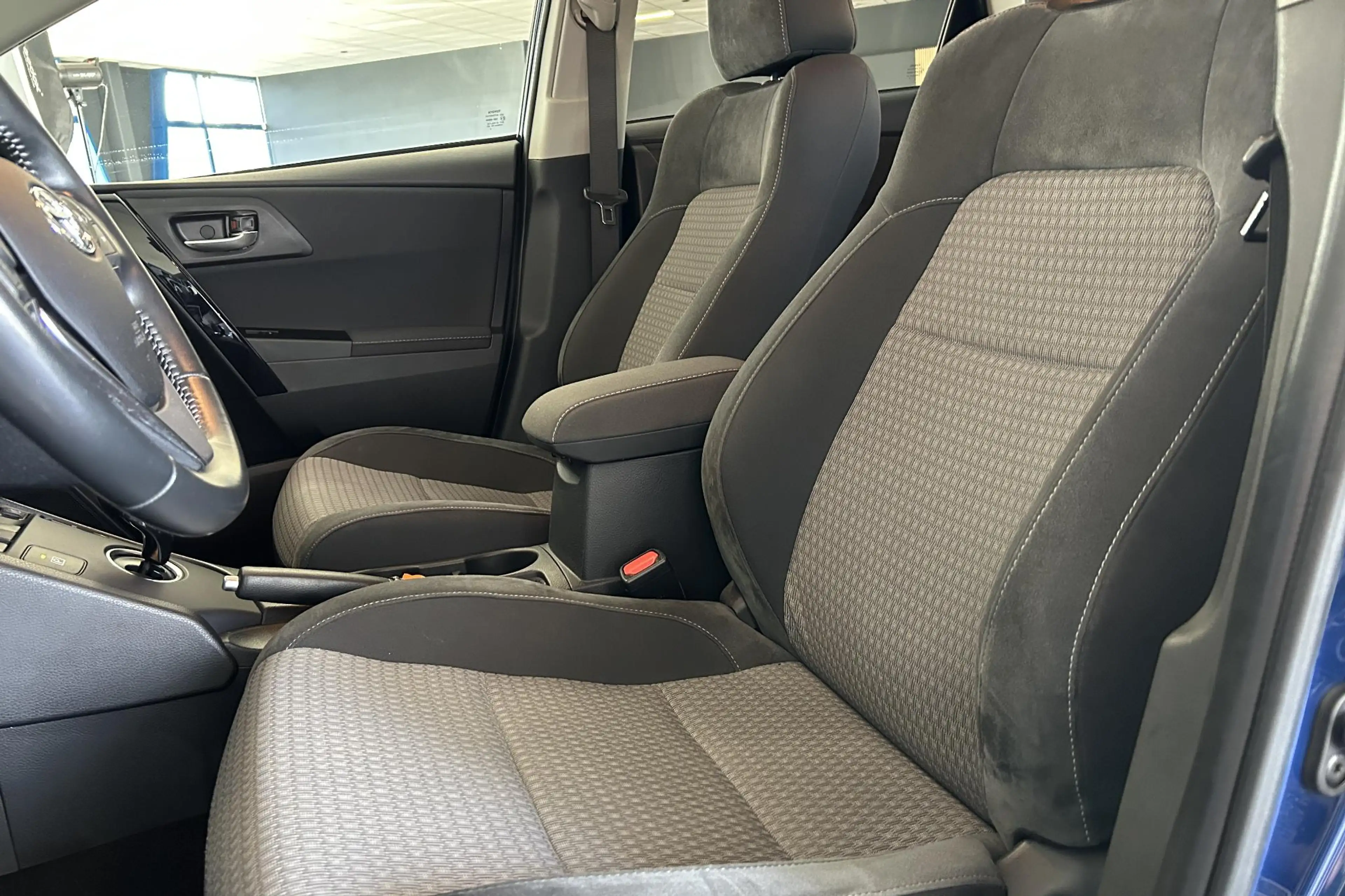 Toyota Auris 1.8 Hybrid Business Plus — photo 14