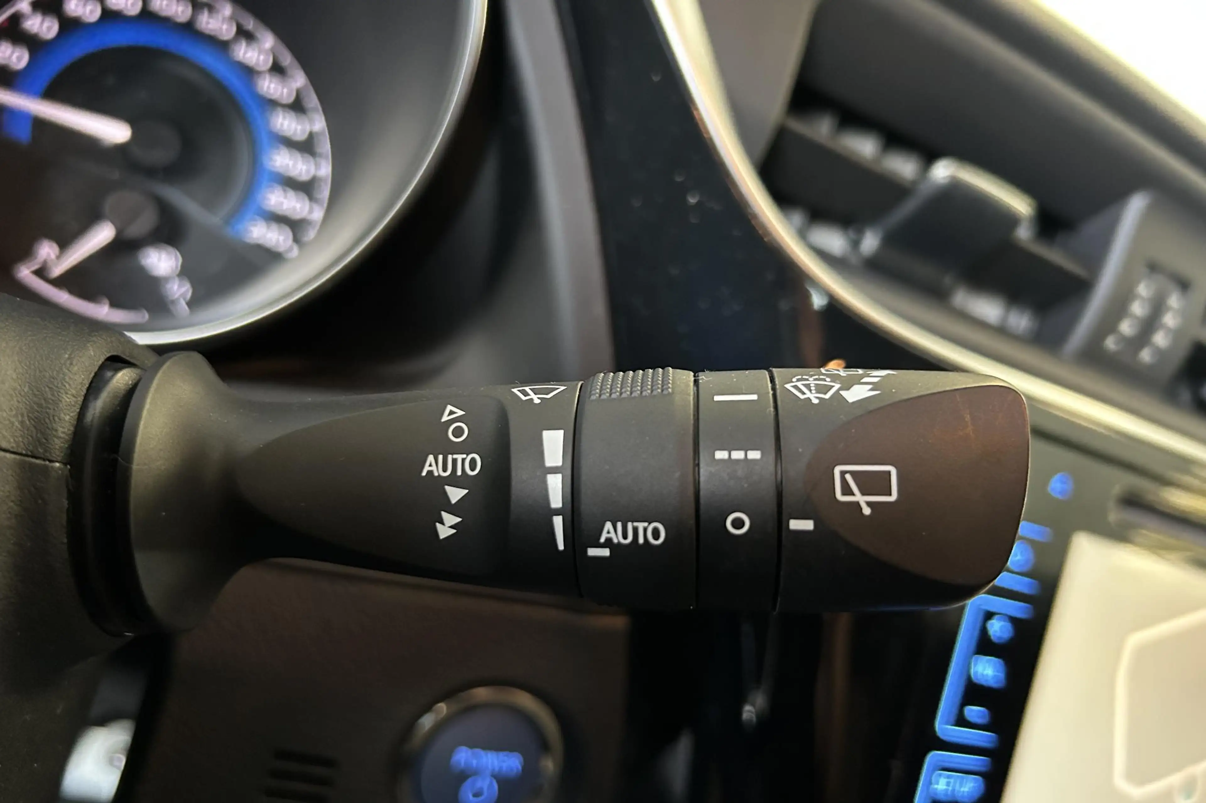 Toyota Auris 1.8 Hybrid Business Plus — photo 12