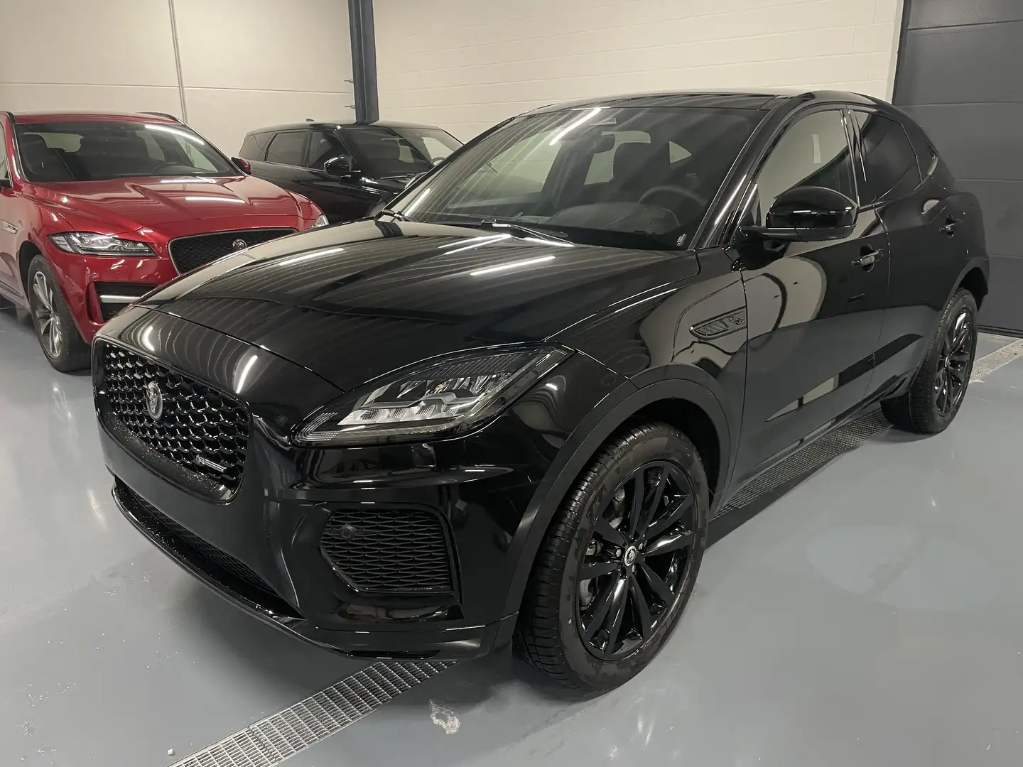 Jaguar E-Pace P300e R-Dynamic S Zwart - 1