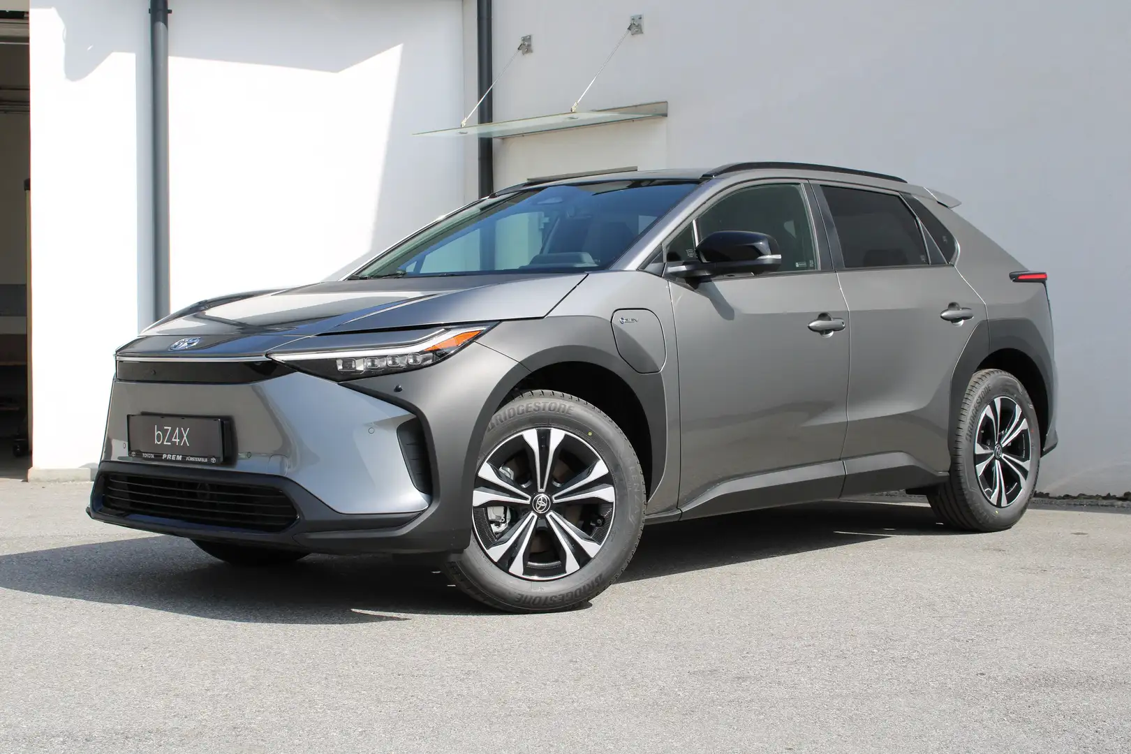 Toyota bZ4X AWD mit Comfort Ausstattungspaket! Grau - 2