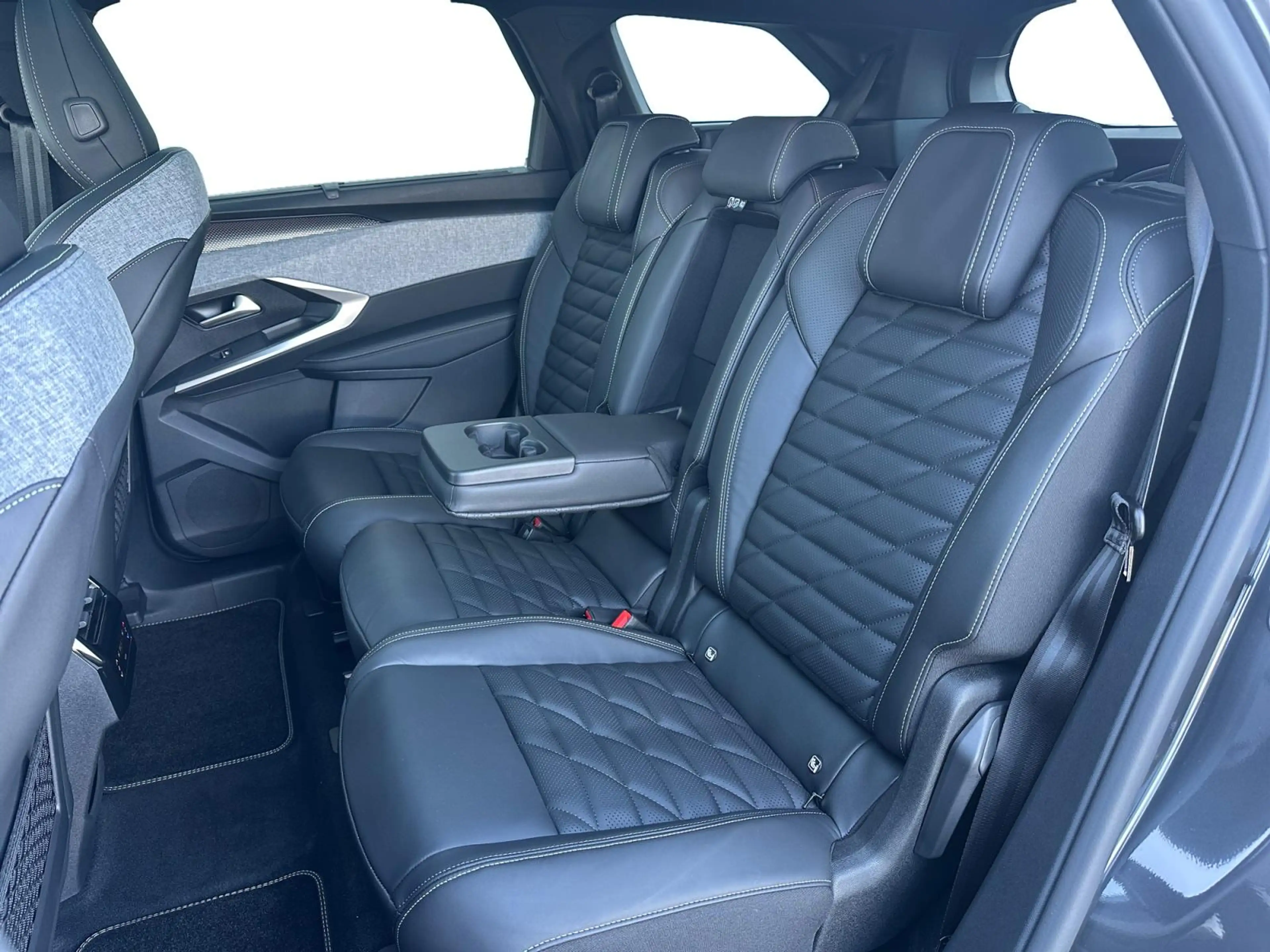 Peugeot 5008 e-5008 GT EV 73kWh 210pk | PANORAMIC NAVIGATION | — photo 11