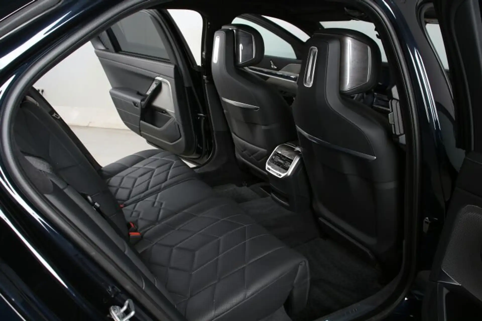 BMW 7 Series M760e 2025 검정 사진 8