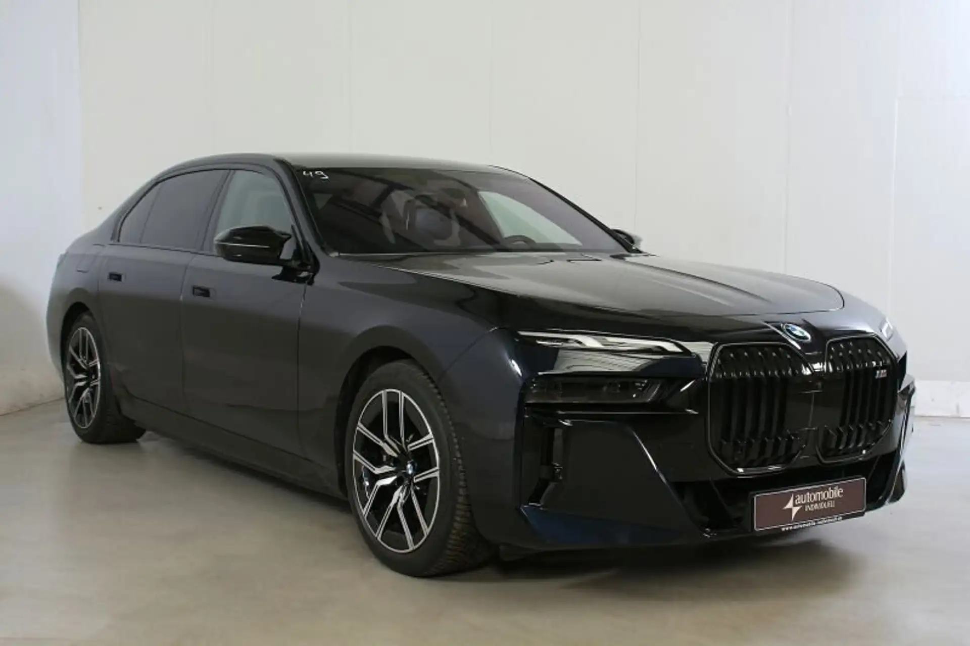 BMW 7 Series M760e 2025 검정 사진 3
