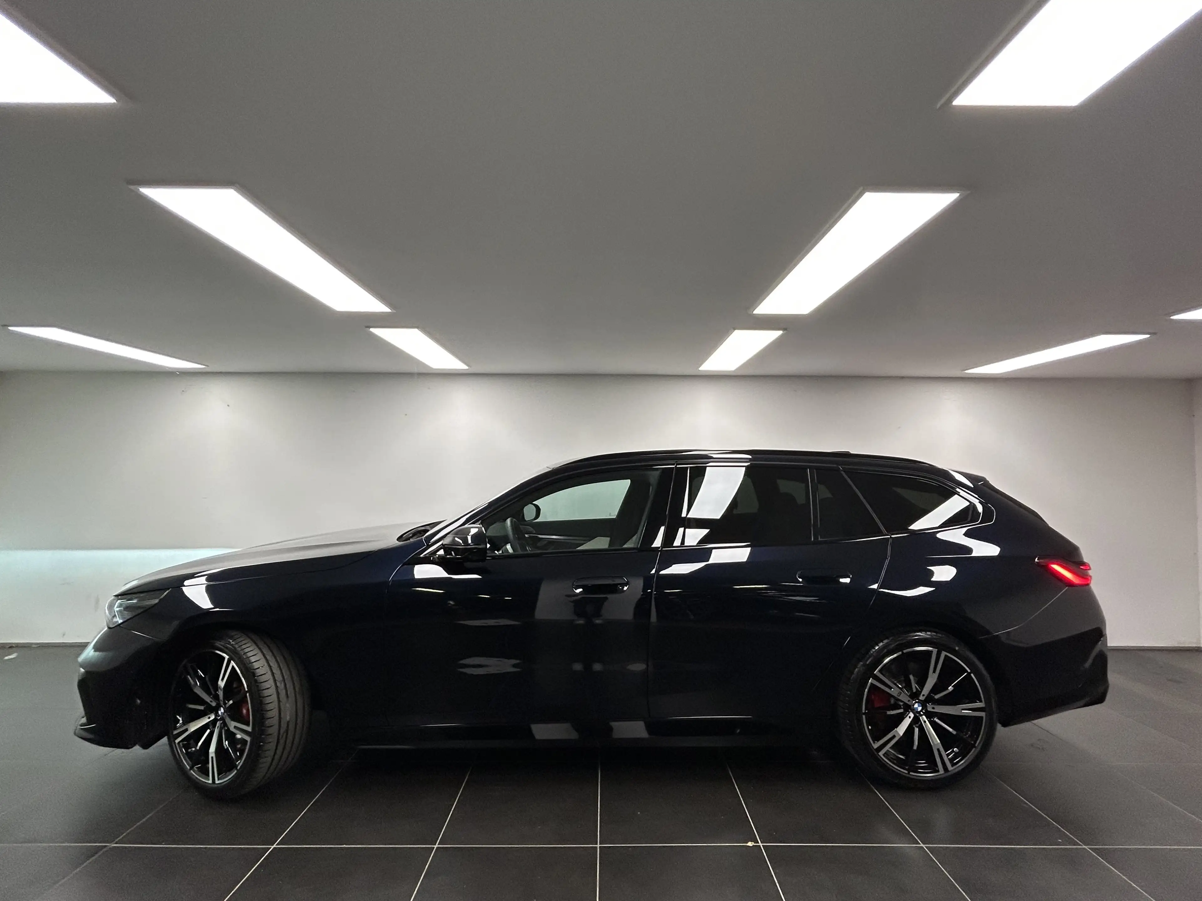 BMW 540 d xDrive Touring — photo 2