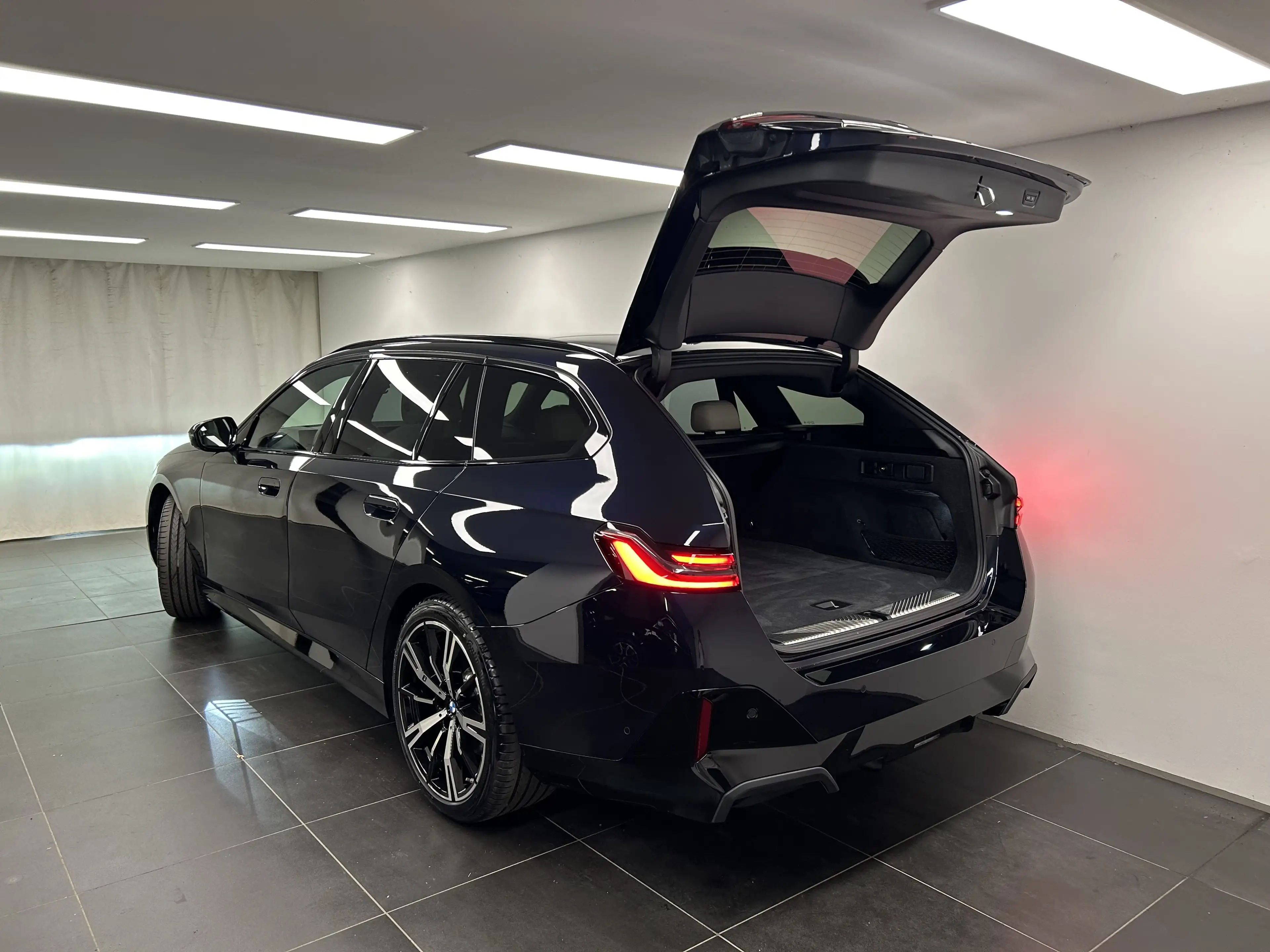 BMW 540 d xDrive Touring — photo 11