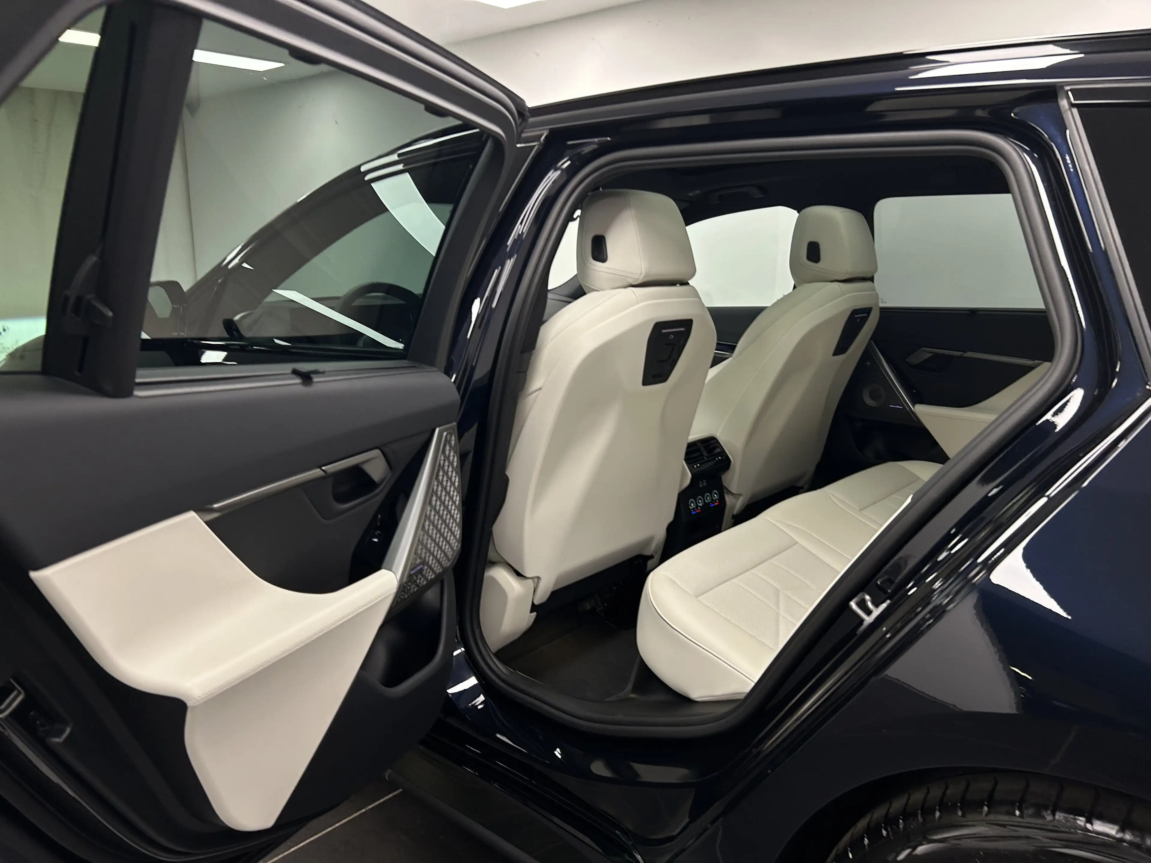 BMW 540 d xDrive Touring — photo 13