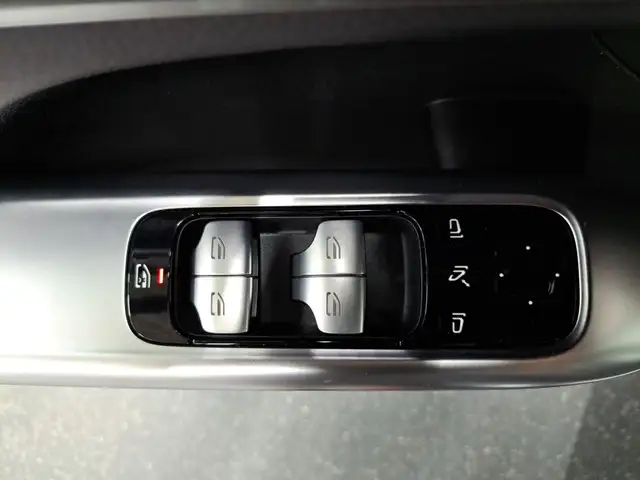 Mercedes-Benz C-Class view 11