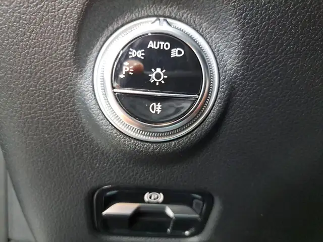 Mercedes-Benz C-Class view 9