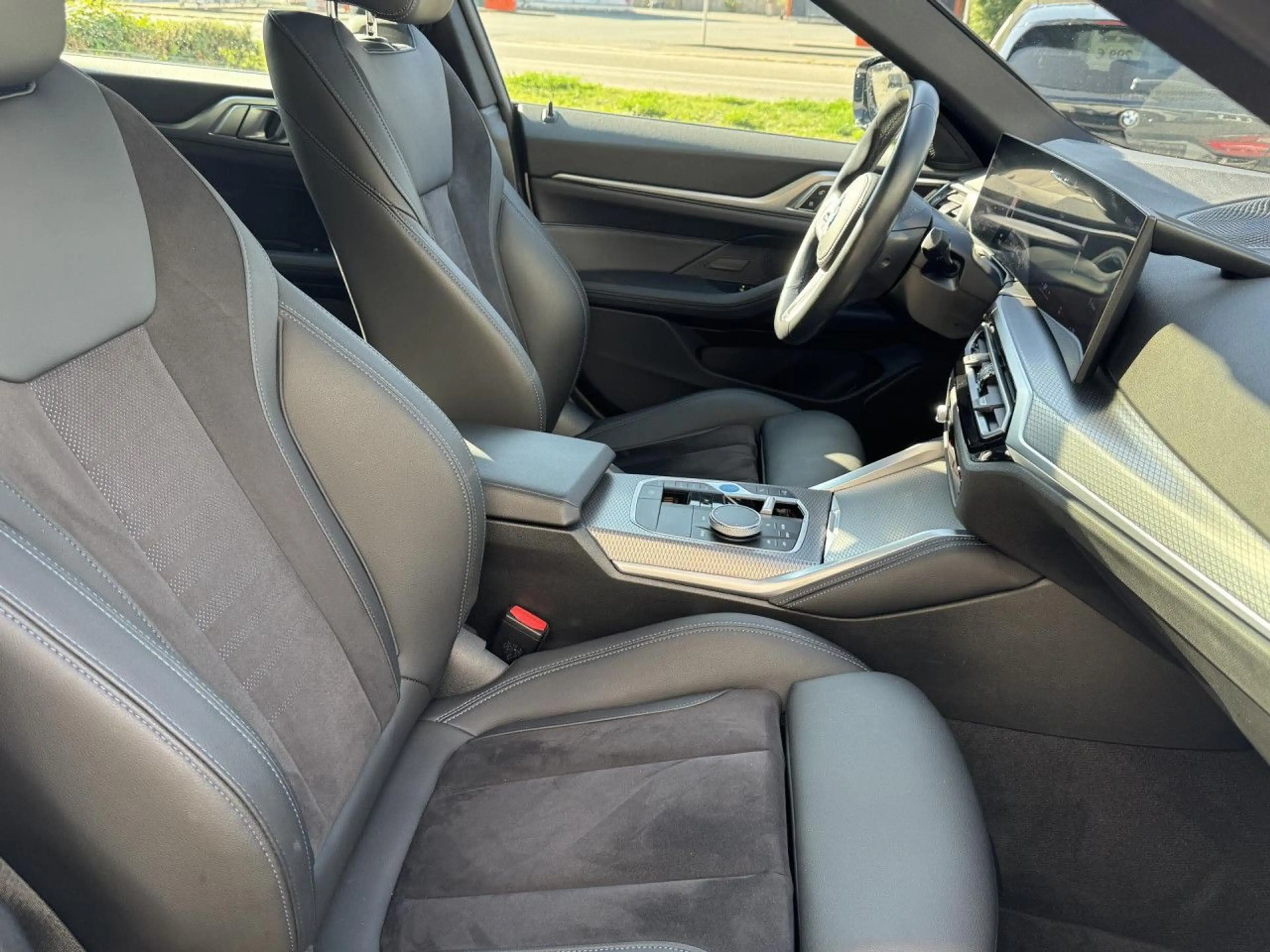 BMW i4 e35 M Sport ACC Kamera Glasd.Live-Navi HiFi LED — photo 11