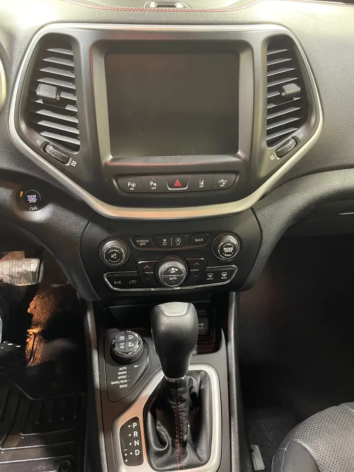 Jeep Cherokee снимка Jeep Cherokee