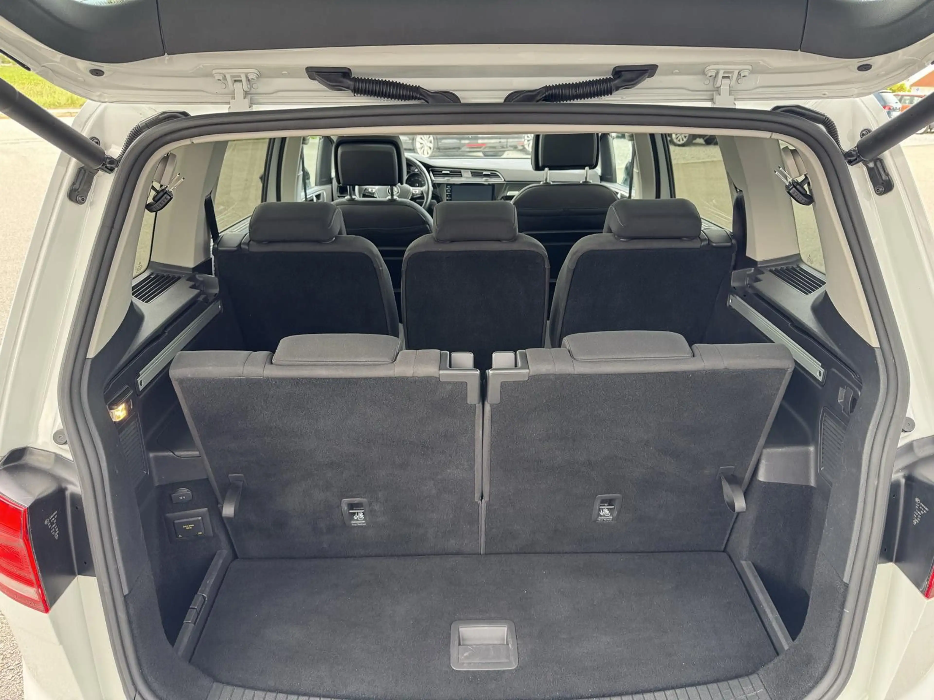 Volkswagen Touran Highline 1.5 TSI Panorama DSG LED ACC Kam — photo 11