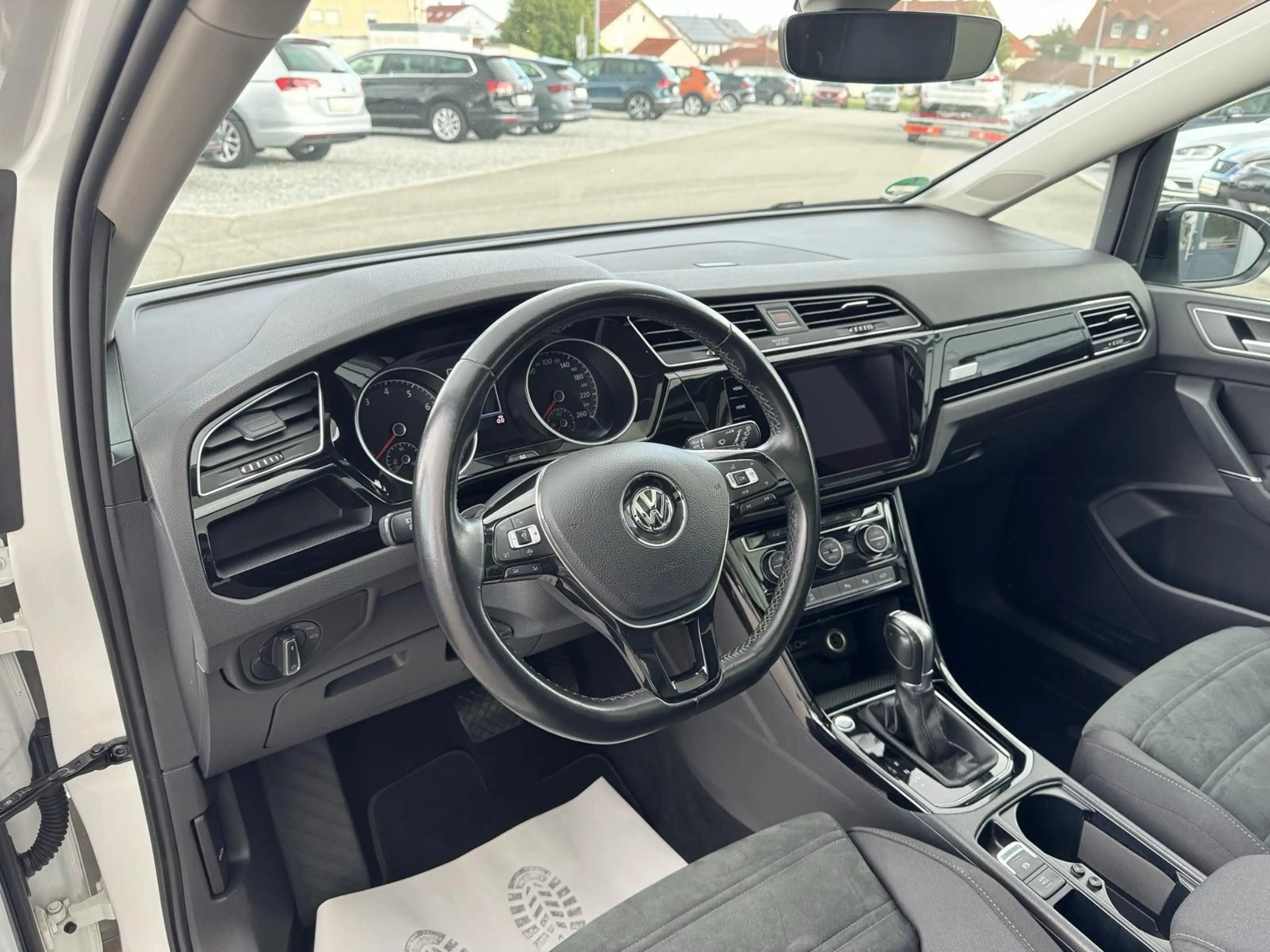 Volkswagen Touran Highline 1.5 TSI Panorama DSG LED ACC Kam — photo 9