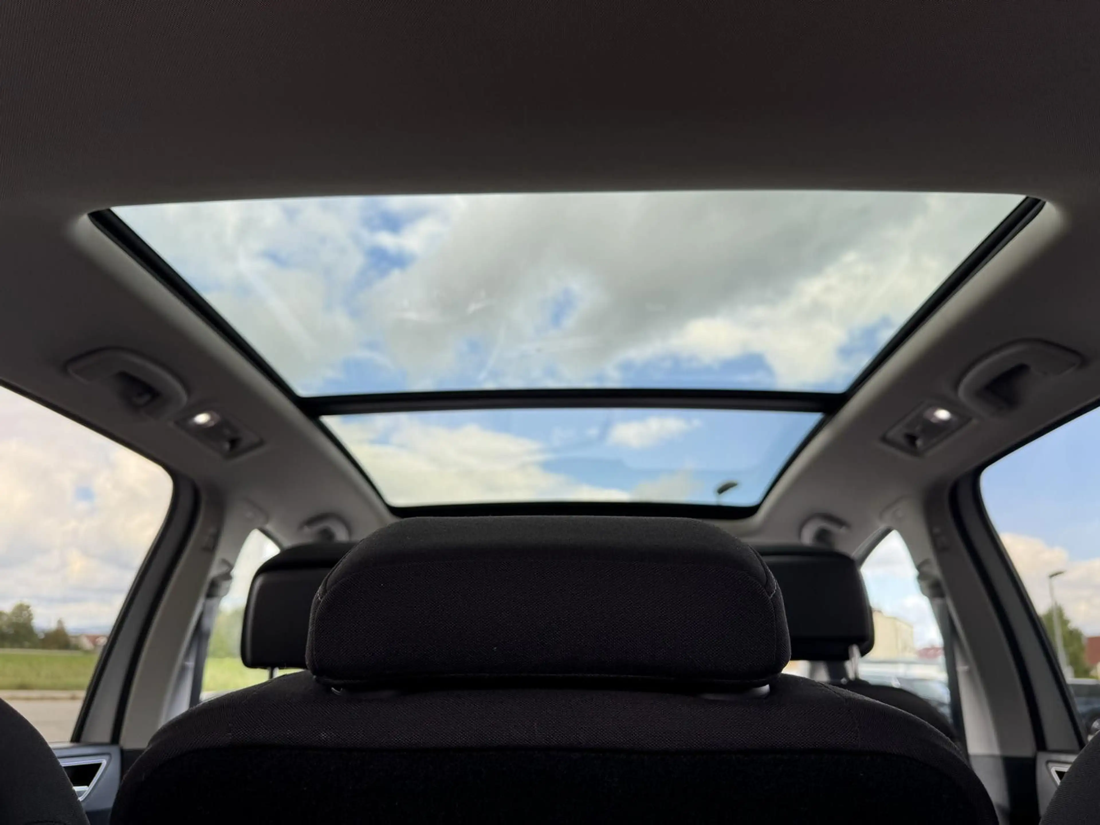 Volkswagen Touran Highline 1.5 TSI Panorama DSG LED ACC Kam — photo 12