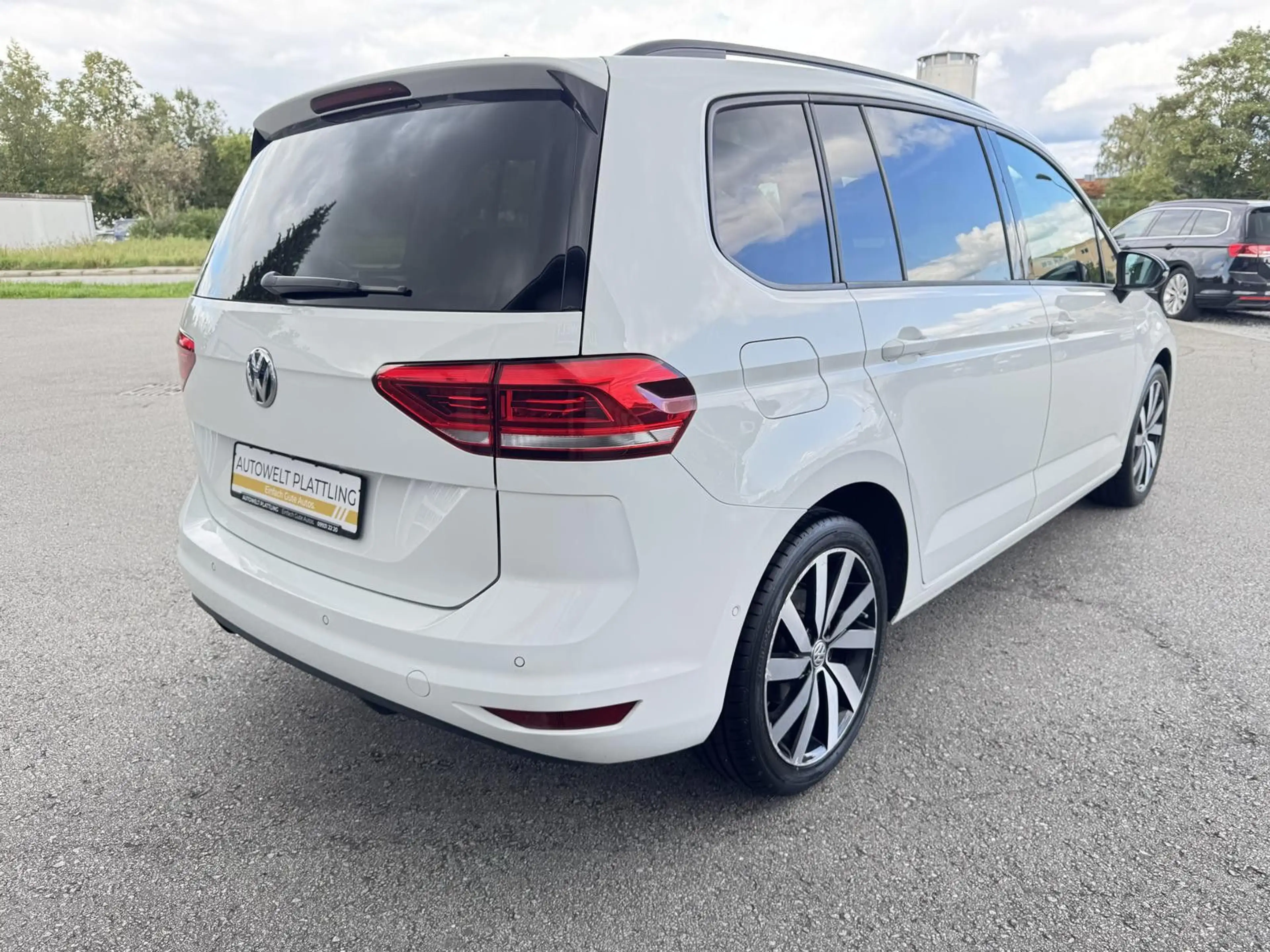 Volkswagen Touran Highline 1.5 TSI Panorama DSG LED ACC Kam — photo 6