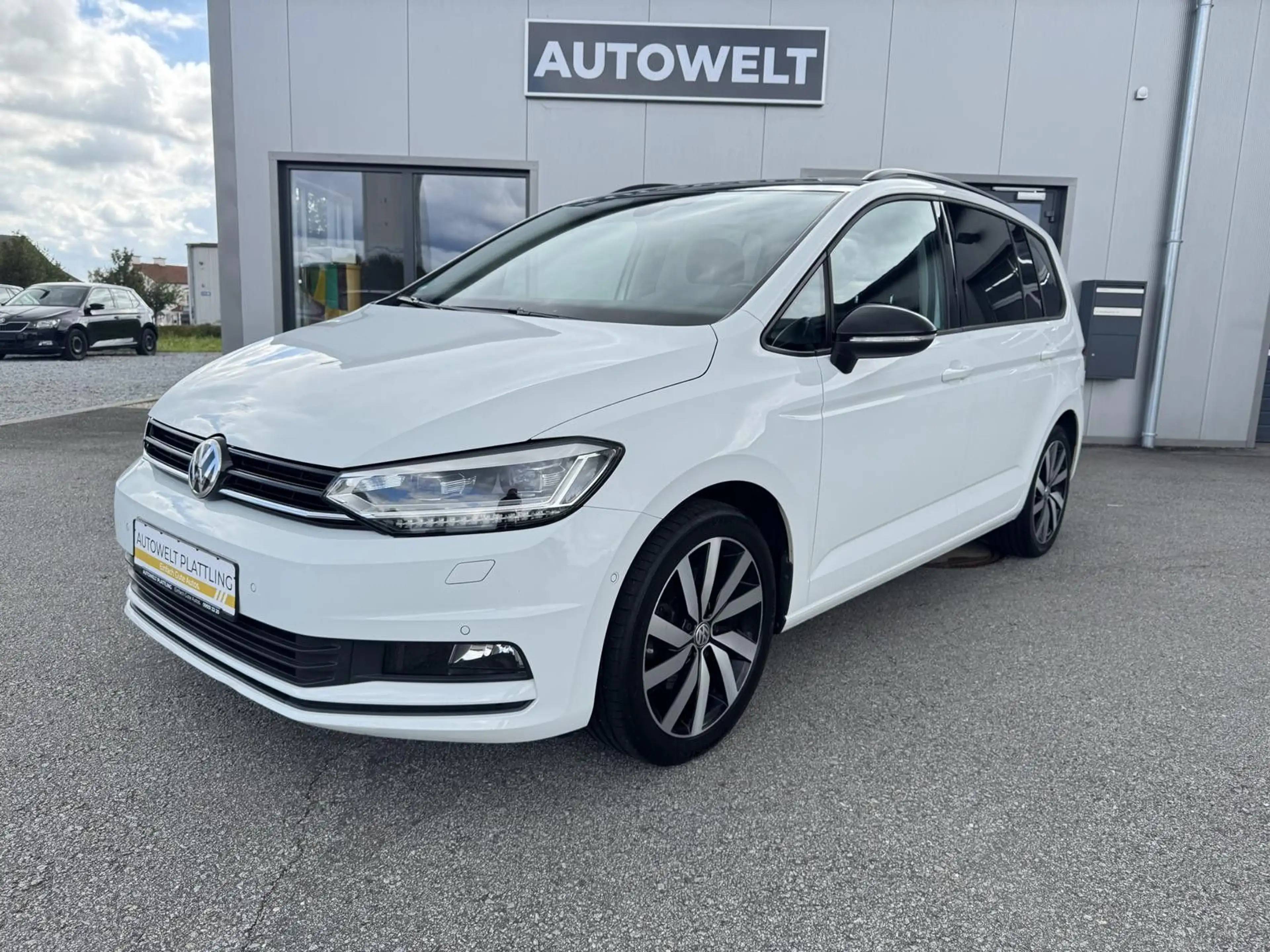 Volkswagen Touran Highline 1.5 TSI Panorama DSG LED ACC Kam