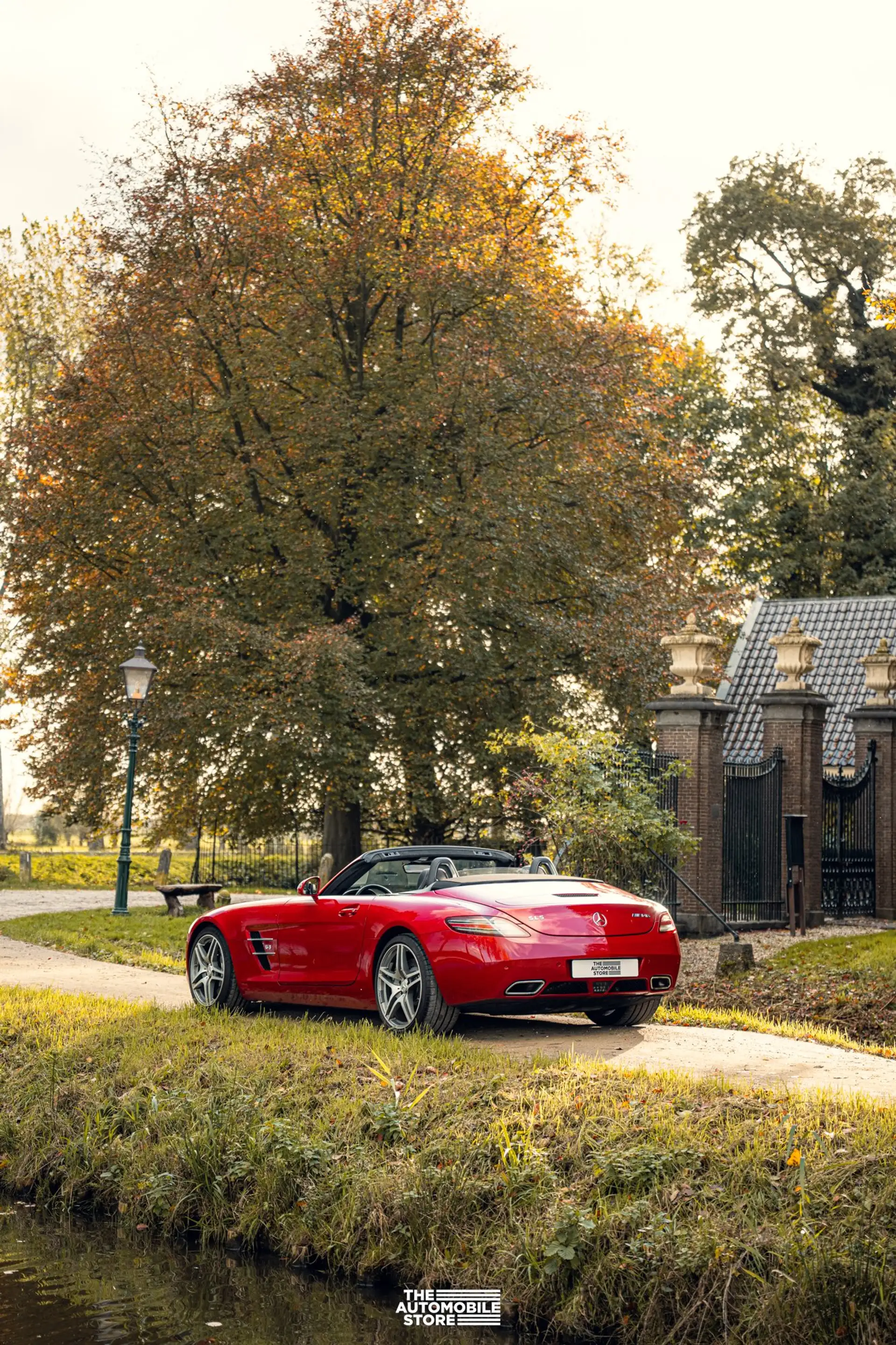 Mercedes-Benz SLS Roadster Le Mans Red — photo 10